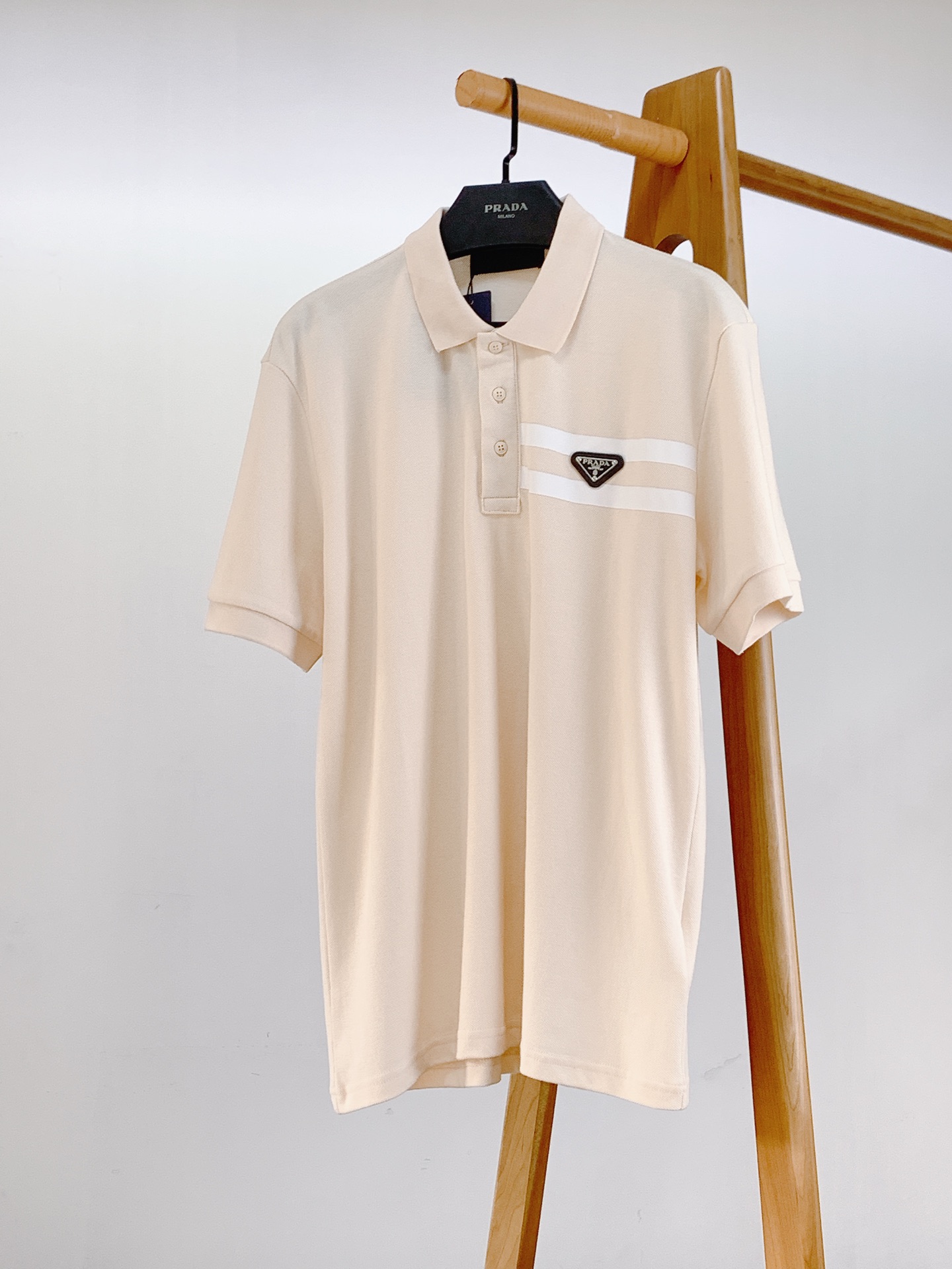 NO:125668,Prada 2025SS spring and summer new products, fashionable lapel T-shirt, imported bead floor cotton breathable fabric, classic triangle mark hardware decoration on the chest with contrasting striped embellishments, collar lettering button opening and closing, super positive style, simple and easy to match, casual business essential items, complete three marks, two colors recommended ……………………………………………………………………………………………………………………………………………………………………………………………………………………………………………………………………………………………………………………………………………………………………………………………………………………………………………………………………………………………………………………………………………………………………………………………………………………………………………………………………………………………………………………………………………………………………………………………………………………………………………………………………………………………………………………………………………………………………………………………………………………………………………………………………………………………………………………………………………………………………………………19860909Prada 普拉达 2025SS春夏新品 时尚翻领T恤,进口珠地棉透气面料打造,胸前经典三角标五金装饰搭配撞色条纹点缀,衣领刻字纽扣开合,版型超正,简约易搭配,休闲商务必备单品,三标齐全,两色推荐 …………………………………………………… SizeS-XL,,prada,prada,tees，t-shirt,alexander wang,Men's clothing