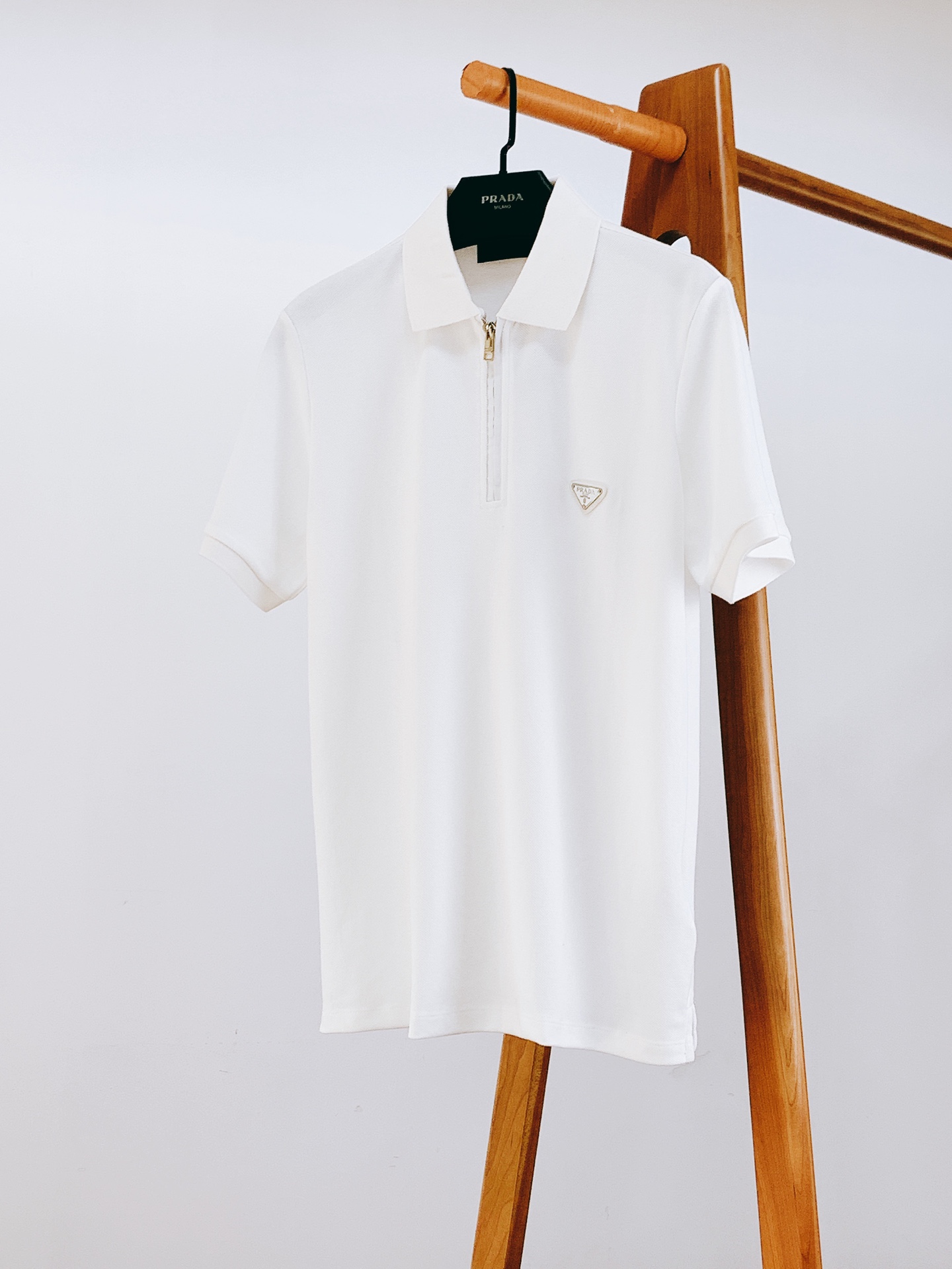 NO:125658,Prada 2025SS spring and summer new products, fashionable lapel T-shirt, imported bead floor cotton breathable fabric, classic triangle mark hardware embellishment, collar hardware zipper opening and closing, super positive style, simple and easy to match, casual business essential items, complete three standards, two colors recommended ……………………………………………………………………………………………………………………………………………………………………………………………………………………………………………………………………………………………………………………………………………………………………………………………………………………………………………………………………………………………………………………………………………………………………………………………………………………………………………………………………………………………………………………………………………………………………………………………………………………………………………………………………………………………………………………………………………………………………………………………………………………………………………………………………………………………………………………………………………………………………………………………………………19860909Prada 普拉达 2025SS春夏新品 时尚翻领T恤,进口珠地棉透气面料打造,经典三角标五金点缀,衣领五金拉链开合,版型超正,简约易搭配,休闲商务必备单品,三标齐全,两色推荐 …………………………………………………… SizeM-XXL,,prada,prada,tees，t-shirt,alexander wang,Men's clothing