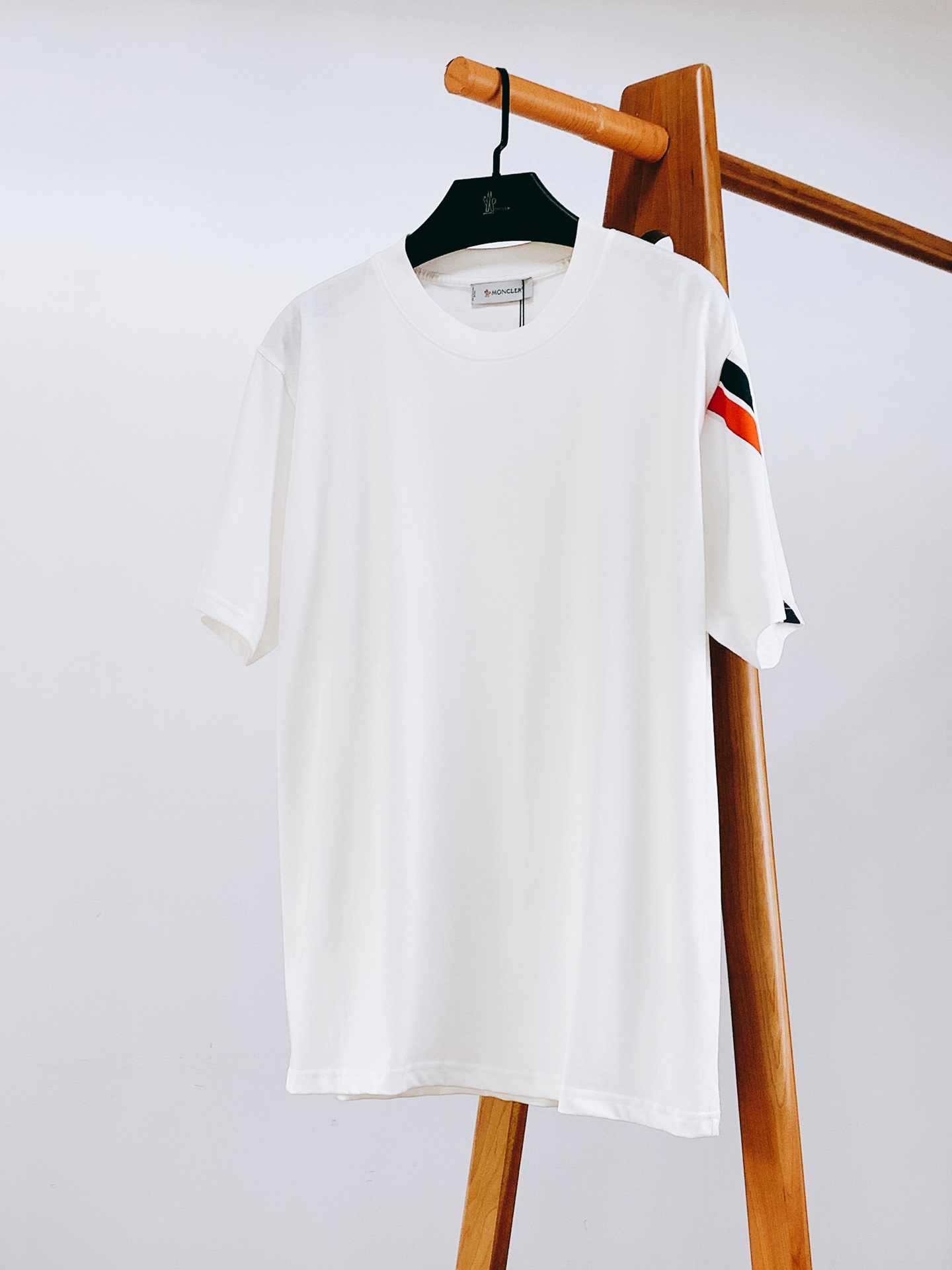 NO:125680,Moncler 2025SS Spring and Summer New Product Casual round neck T-shirt, three-dimensional logo silhouette half-sleeved T-shirt, selected high-strength Egyptian long velvet cotton, with glutinous and skin-skinned, soft and tough. Liquid ammonia processing, toughness and wrinkle resistance have been greatly improved. The micro-contour tailoring is very well-placed, the sleeves are classic embroidered with logo embellishments, exquisite craftsmanship, extremely recognizable, fashionable and versatile upper body. Two-color recommendation …………………………………………………………………………………………………………………………………………………………………………………………………………………………………………………………………………………………………………………………………………………………………………………………………………………………………………………………………………………………………………………………………………………………………………………………………………………………………………………………………………………………………………………………………………………………………………………………………………………………………………………………………………………………………………………………………………………………………………………19860909Moncler 蒙口 2025SS春夏新品 休闲圆领T恤,立体感logo廓形半袖T恤,甄选高支埃及长绒棉,手感面糯有骨感,柔而有韧性.液氨工艺处理,韧性和抗皱性能得到大幅度提高.微廓形剪裁很到位,衣袖经典刺绣徽标点缀,工艺精湛,辨识度极高,上身时尚百搭.两色推荐 …………………………………………………… SizeS-XL,,christian louboutin,Moncler,tees，t-shirt,alexander wang,Men's clothing