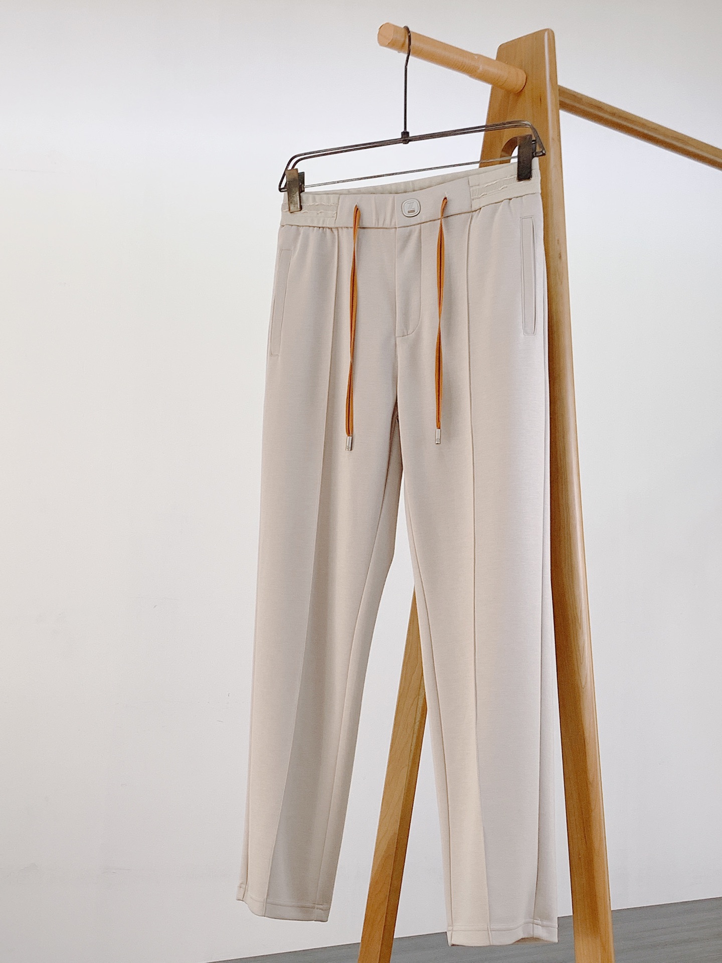 NO:125682,Ermenegildo Zegna 2025SS early spring new product Fashion drawstring casual pants Fashion series, unique composition design, drawstring casual pants Start ordering dyeing and spinning. A large domestic manufacturer exports to Japan and supplies fabrics from several top brands. It feels soft and glutinous, quite wide and stylish, solving the problem of washing and discoloration. The pants are neat and atmospheric, and the upper body looks superb and handsome. ……………………………………………………………………………………………………………………………………………………………………………………………………………………………………………………………………………………………………………………………………………………………………………………………………………………………………………………………………………………………………………………………………………………………………………………………………………………………………………………………………………………………………………………………………………………………………………………………………………………………………………………………………………………………………………………………………………………………………………………………………………………………………………………………………………………………………19860909Ermenegildo Zegna 杰尼亚 2025SS早春新品 时尚抽绳休闲裤 时尚系列,独特拼料设计,抽绳休闲裤 订纱开始订染和订纺. 国内某大厂出口日本 和供应几大顶级品牌的面料. 手感软糯 , 挺阔有型 , 解决 , 洗涤变色的问题. 裤型利落大气 , 上身显高超帅. …………………………………………………… SizeM-3XL,,zegna,alexander wang,Men's clothing