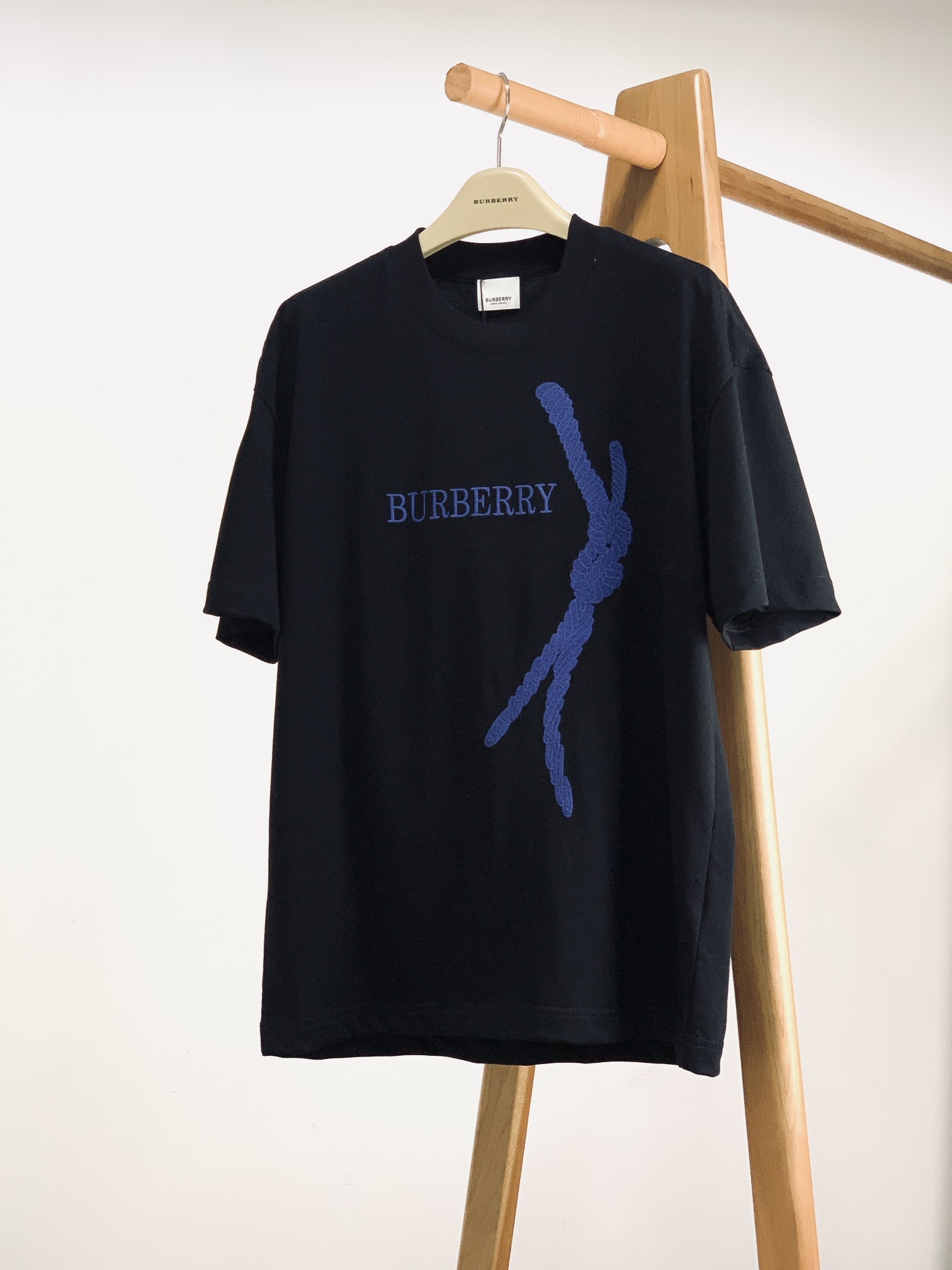 NO:132108,Burberry 2025SS spring and summer new product, fashionable and casual T-shirt, a must-have style for high-end temperament, a single item with a very tone and charm!  Customized high-density cotton fabric. The overall clothes are soft and delicate and textured. The heavy-duty embroidered logo pattern on the chest is highly recognizable, demonstrating the designer's charm and artistic sense of modern art. It is an extremely luxurious high-end item, the same style as men and women, and the two colors are recommended ……………………………………………………………………………………………………………………………………………………………………………………………………………………………………………………………………………………………………………………………………………………………………………………………………………………………………………………………………………19860909Burberry 巴宝莉 2025SS春夏新品 时尚休闲T恤,高端气质型必入的极品款式,一款极具腔调感与魅力的单品！定制高密度纯棉面料打造.整体衣服柔软手感细腻有质感.胸前重工刺绣标识图案,辨识度极高,彰显出设计师对于现代艺术魅力与艺术感,属于极为奢华的高端单品,男女同款,两色推荐 …………………………………………………… SizeM-3XL,,burberry,burberry,tees，t-shirt,alexander wang,Men's clothing