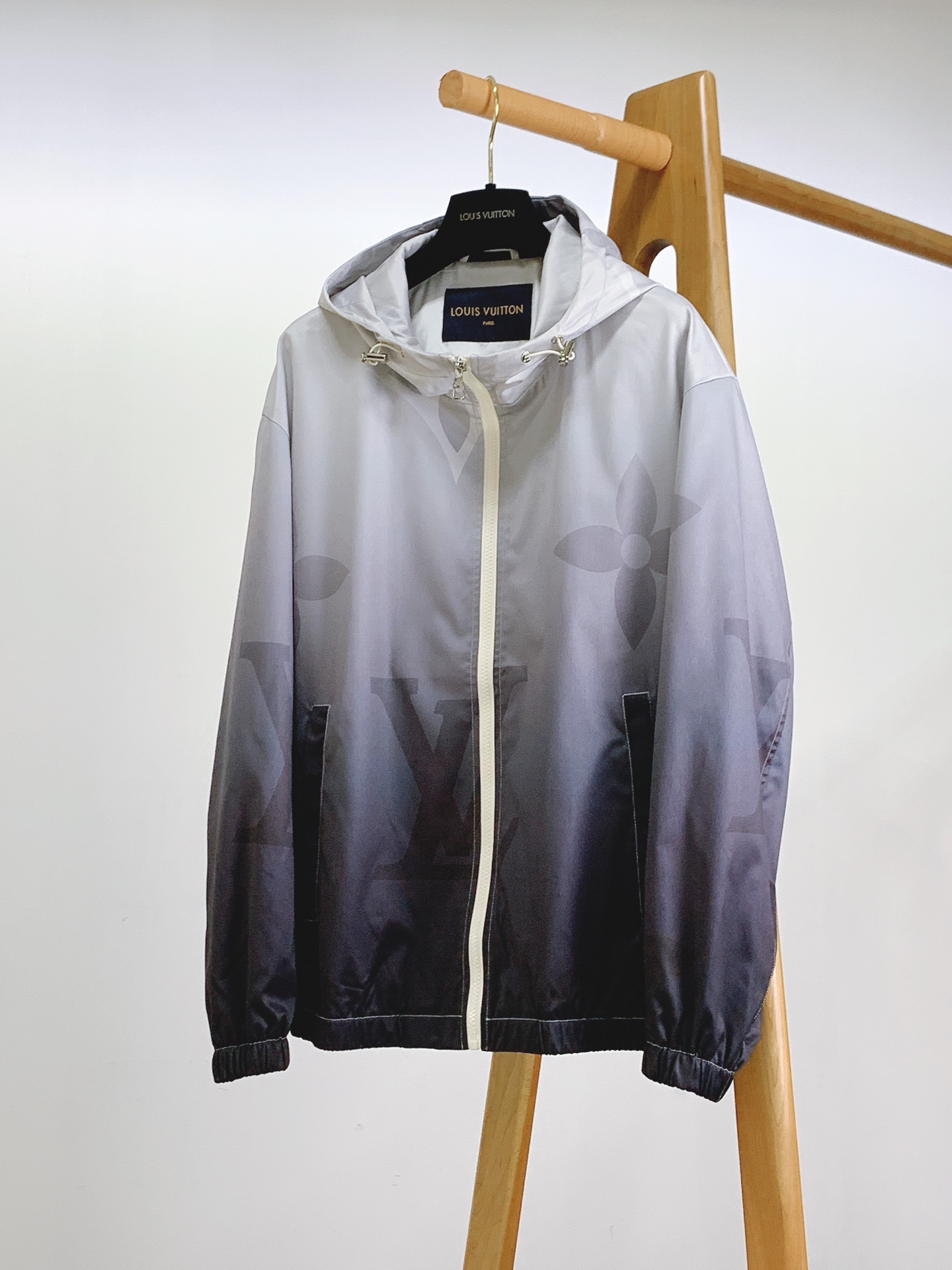 NO:132121,Louis Vuitton 2025SS early spring new product MONOGRAM gradient printed hooded jacket, this model is unveiled in deep tones on the 2025 autumn and winter show. The full Monogram print has a dynamic silhouette, contrasting colors to enrich visual layers, and tell the western theme of the season. It can be built with the same model, with avant-garde style, standard style, full Monogram print, zipper front closure, zipper front pocket, elastic waist and cuffs. The same style for men and women!  Perfect details, two colors recommended …………………………………………………………………………………………………………………………………………………………………………………………………………………………………………………………………………………………………………………………………………………………………………………………………………………………………………………………………………………………………………………………………………………………………………………………………………………………………………………………………………………19860909LouisVuitton 路易威登 2025SS早春新品 MONOGRAM渐变印花连帽外套,本款以深邃色调亮相2025秋冬秀场,全幅Monogram印花焕新动感廓形,撞色育克丰富视觉层次,娓娓道出当季西部主题.可与同款共筑前卫型格,标准版型,全幅 Monogram 印花,拉链前襟,拉链前袋,弹力腰部和袖口.男女同款！细节完美呈现,两色推荐 …………………………………………………… SizeM-3XL,,louis vuitton,louis vuitton,jackets & coats,hats,alexander wang,Men's clothing