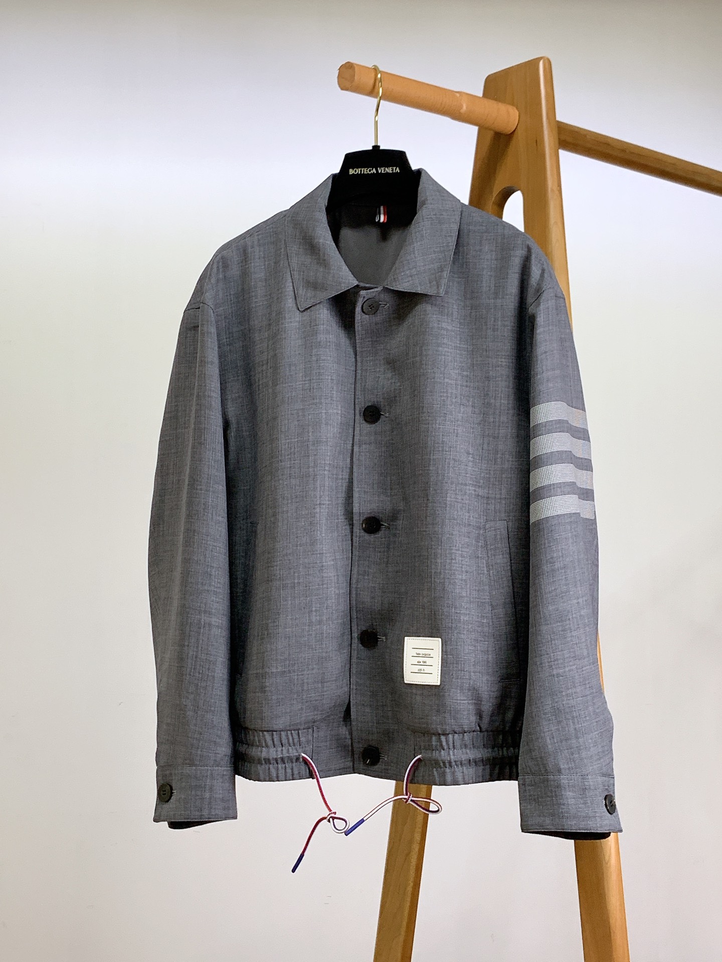 NO:132103,Thom Browne 2025SS early spring new product casual jacket, made of double ultra-lightweight soft fabric, outer material is made of ultra-thin polyester fiber fabric, inner breathable Polytechnic material, revealing a unique design sense. The latest show inspiration, cuffs and hem, double chopping lines and sewing, combining elasticity and softness to create autumn windproof function. Excellent details, fine zipper cover, TB New York classic three-bar contrasting elements, light and fashionable. A must-have item for casual business. ……………………………………………………………………………………………………………………………………………………………………………………………………………………………………………………………………………………………………………………………………………………………………………………………………………………………………………………………………………………………………………………………………………………………………………………………………………………………………………………………………………………………………………………………………………………………………………………………………………………………………………………………………………………………………………………………………………………………………………………………………………………………………………………19860909Thom Browne 汤姆·布朗 2025SS早春新品 休闲夹克外套,采用双重超轻质柔软面料,外料采用超薄聚酯纤维面料,内里透气保利特材质,透露出独特设计感.最新秀场灵感,袖口及下摆,正反双砍线分缝,伸缩性与柔软度结合,缔造秋季防风机能.优异细节,拉链盖布精细锁边,TB New York经典三杠撞色元素,轻便时尚.休闲商务必备单品. …………………………………………………… SizeM-3XL,,thom browne,jackets & coats,jackets & coats,alexander wang,Men's clothing