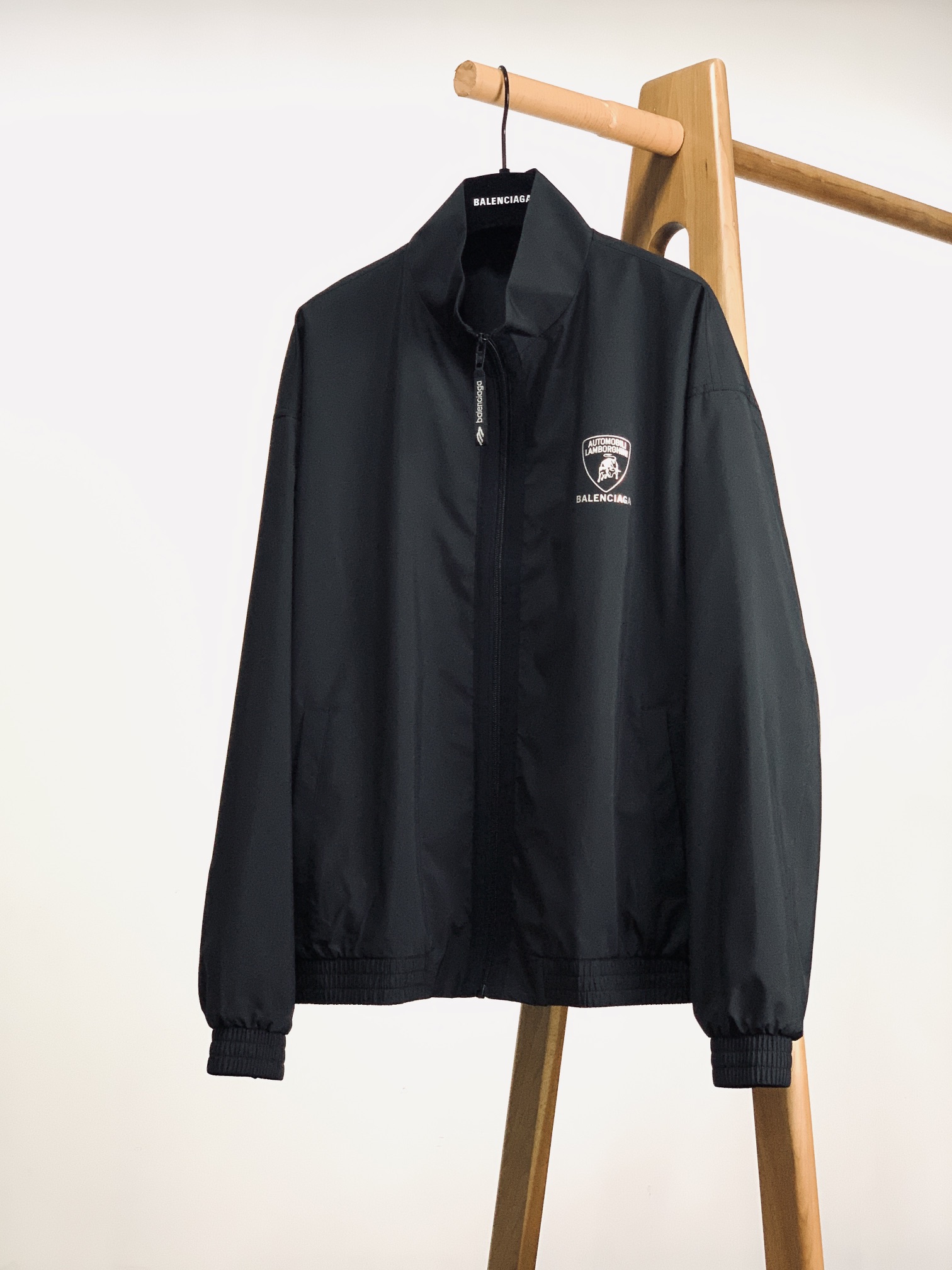 NO:135139,Balenciaga & Lamborghini 2025SS joint list items, light and thin waterproof stand collar printed jacket, high-end first-line ready-to-wear series!  The high-end classic business and leisure series, the whole design is presented in a minimalist way. The fabrics and auxiliary materials are all supplied by customers. They are made of fixed weaving and dyeing in the century-old workshop. They are mixed with a certain proportion of silk material to create an excellent touch, with invincible texture and excellent breathability!  The upper body is fashionable and versatile, suitable for everyday outfits, and the mix and match compatibility space is extremely high. It can control any occasion, business commuting, official law, street leisure, etc. The upper body effect is capable and stylish, and the wardrobe business leisure is excellent and has a high attendance rate!  ……………………………………………………………………………………………………………………………………………………………………………………………………………………………………………………………………………………………………………………………………………………………………………………………………………………………………………………………………………………………………………………………………………………………………………………………………………………………………………………………………………………………………19860909巴黎世家 & Lamborghini 兰博基尼 2025SS联名单品 轻薄款防水立领印花夹克外套,高端一线成衣系列！高端经典商务休闲系列,通体的设计以极简方式呈现.面料与辅料皆为客供,百年工坊定织定染而成,混合一定比例真丝材质,缔造出极为出色的触感,质感无敌细腻,透气性优越！上身时尚百搭,符合日常各种穿搭,混搭兼容空间极高,驾驭任何场合,商务通勤、公务律政、出街休闲等,上身效果干练有型,衣橱商务休闲绝佳的高出勤率！可遇而不可求. …………………………………………………… SizeM-3XL,,balenciaga,manolo blahnik,jackets & coats,jackets & coats,real silk,alexander wang,Men's clothing