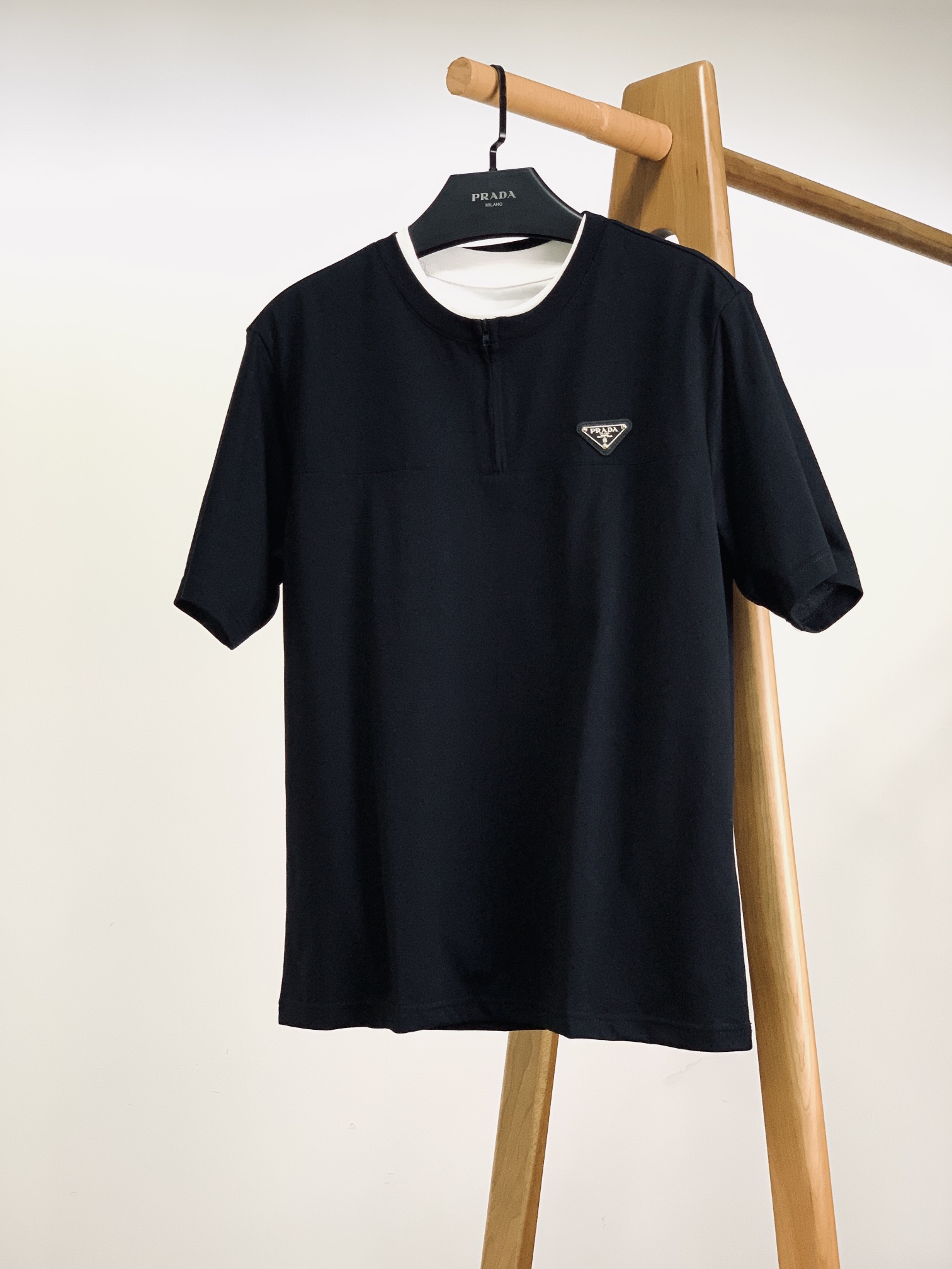 NO:132120,Prada 2025SS Spring and Summer New Product Fake Two-piece T-shirt, selected high-stack pure cotton fabric to create, special pattern woven, and classic triangle marking hardware logo on the chest, which enhances the overall sense of layering and highlights the charm of the brand!  New style, same style for men and women, fashionable and versatile upper body, recommended for two colors ………………………………………………………………………………………………………………………………………………………………………………………………………………………………………………………………………………………………………………………………………………………………………………………………………………………………………………………………………………………………………………………………………………………………………………………………………………………………………19860909Prada 普拉达 2025SS春夏新品 假两件套头T恤,甄选高支纯棉面料打造,特殊花纹编制,胸前经典三角标五金标识,提升了整体的层次感并彰显了品牌的魅力！款式新颖,男女同款,上身时尚百搭,两色推荐 …………………………………………………… SizeS-XXL,,prada,prada,tees，t-shirt,alexander wang,Men's clothing