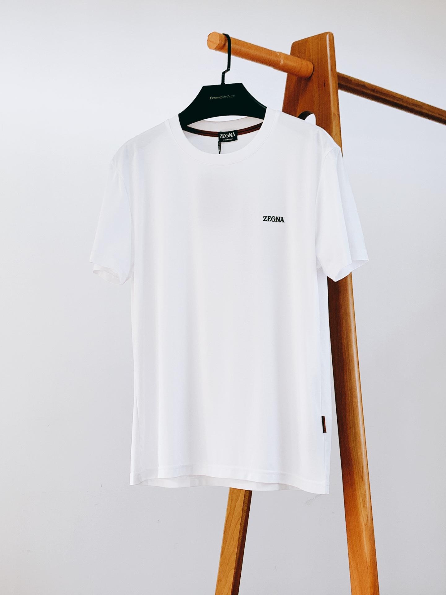 NO:132114,Ermenegildo Zegna 2025SS spring and summer new product ZZ fashion line, casual embroidery logo short T. Select high-quality fabrics, with glutinous and skin-skinned, soft and tough. The liquid ammonia process treatment, toughness and wrinkle resistance have been greatly improved. A first-tier manufacturer exports to Japan and supplies fabrics from several top brands. The micro-contour tailoring is very good, after all, Z will not be as exaggerated as a trendy brand!  ……………………………………………………………………………… Size48-56, zegna,alexander wang19860909Ermenegildo Zegna杰尼亚 2025SS春夏新品 ZZ时装线,休闲刺绣logo短T. 甄选优质面料,手感面糯有骨感,柔而有韧性. 液氨工艺处理,韧性和抗皱性能得到大幅度提高. 某一线大厂出口日本和供应几大顶级品牌的面料. 微廓形剪裁很到位,毕竟是Z不会像潮牌般浮夸！ …………………………………………………… Size48-56,,zegna,alexander wang,Men's clothing