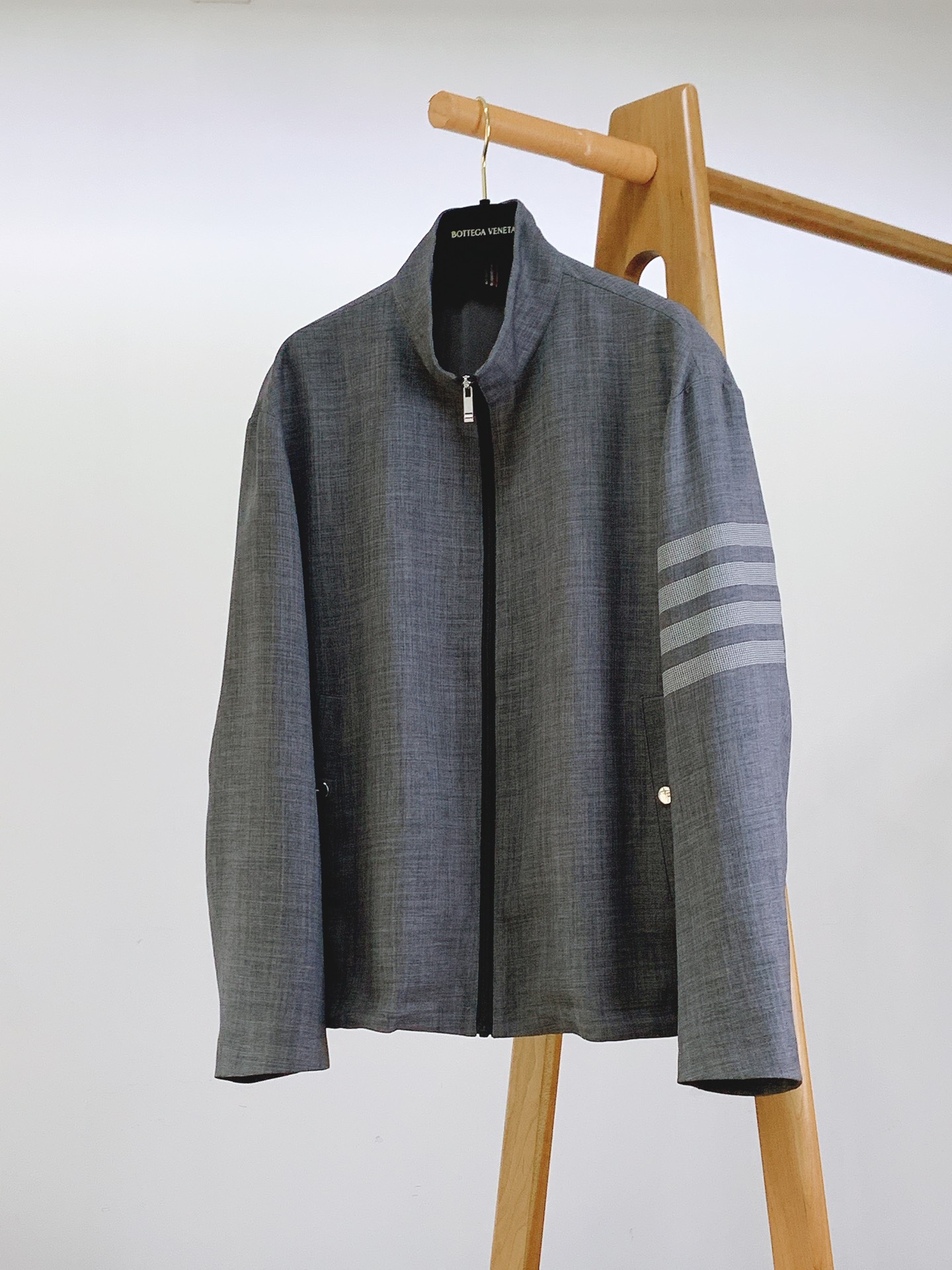 NO:132107,Thom Browne 2025SS early spring new product casual jacket, made of double ultra-lightweight soft fabric, outer material is made of ultra-thin polyester fiber fabric, inner breathable Polytechnic material, revealing a unique design sense. The latest show inspiration, cuffs and hem, double chopping lines and sewing, combining elasticity and softness to create windproof function. Excellent details, fine zipper cover, TB New York classic three-bar contrasting elements, light and fashionable. A must-have item for casual business. ………………………………………………………………………………………………………………………………………………………………………………………………………………………………………………………………………………………………………………………………………………………………………………………………………………………………………………………………………………………………………………………………………………………………………………………………………………………………………………………………………………………………………………………………………………………………………………………………………………………………………………………………………………………………………………………………………………………………………………………………………………………………………………………19860909Thom Browne 汤姆·布朗 2025SS早春新品 休闲夹克外套,采用双重超轻质柔软面料,外料采用超薄聚酯纤维面料,内里透气保利特材质,透露出独特设计感.最新秀场灵感,袖口及下摆,正反双砍线分缝,伸缩性与柔软度结合,缔造防风机能.优异细节,拉链盖布精细锁边,TB New York经典三杠撞色元素,轻便时尚.休闲商务必备单品. …………………………………………………… SizeM-3XL,,thom browne,jackets & coats,jackets & coats,alexander wang,Men's clothing