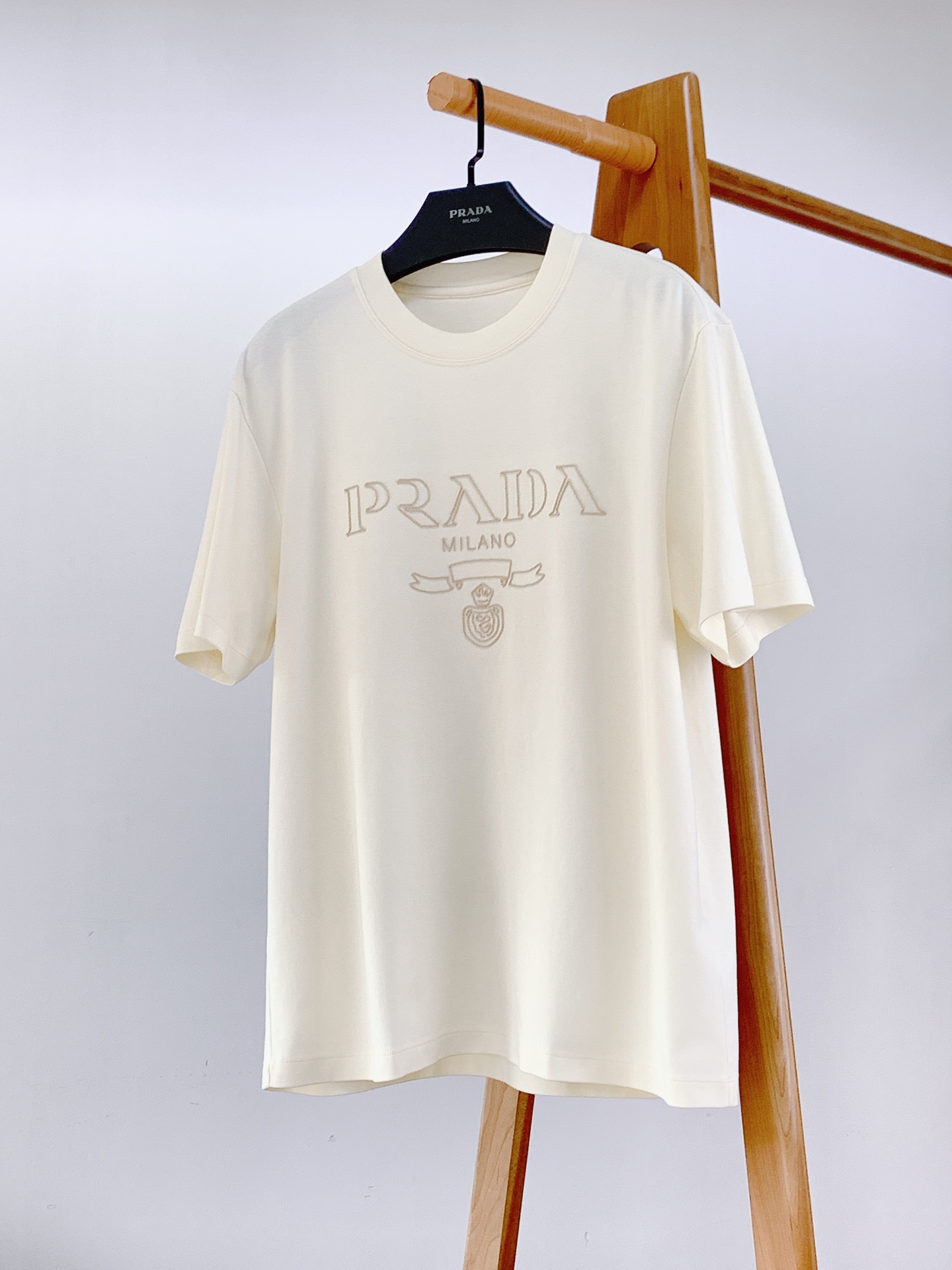 PZY\nPrada 普拉达 时尚界的新宠儿！尽显奢华品质。甄选优质面料打造，奢华与时尚的完美结合，以其精湛的工艺和独特的设计理念闻名于世，这款T恤更是将品牌的经典元素与现代时尚完美融合，展现出无与伦比的魅力，无论是在正式场合还是休闲时光，都能让你散发出自信与优雅。它不仅是一种穿着，更是一种生活态度的体现。四色推荐\n……………………………………………………\n∙Size：M-XL