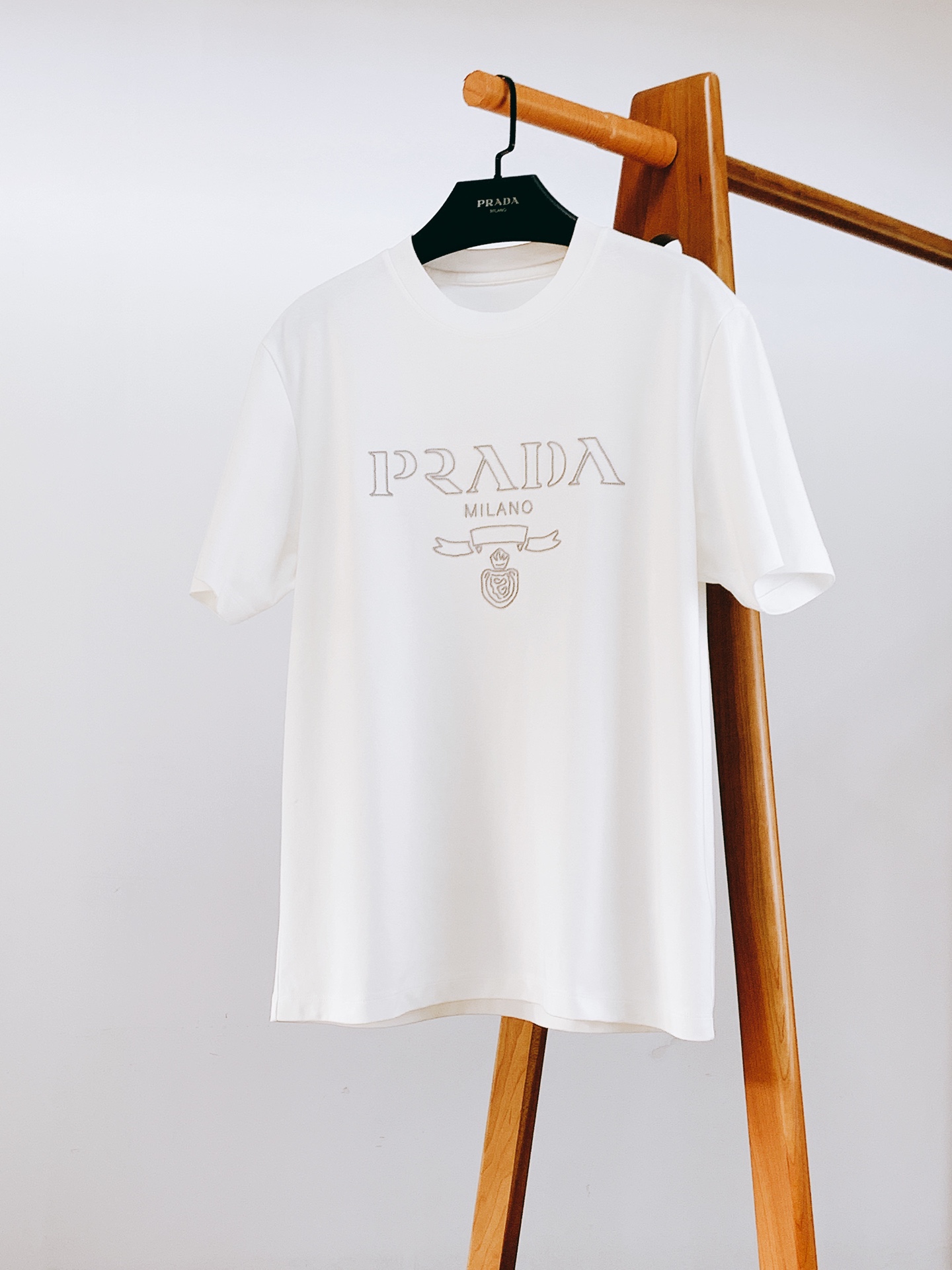 PZY\nPrada 普拉达 时尚界的新宠儿！尽显奢华品质。甄选优质面料打造，奢华与时尚的完美结合，以其精湛的工艺和独特的设计理念闻名于世，这款T恤更是将品牌的经典元素与现代时尚完美融合，展现出无与伦比的魅力，无论是在正式场合还是休闲时光，都能让你散发出自信与优雅。它不仅是一种穿着，更是一种生活态度的体现。四色推荐\n……………………………………………………\n∙Size：M-XL