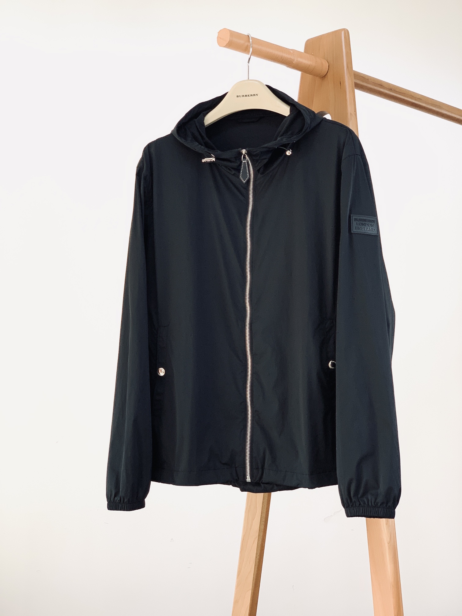 NO:841909,Burberry's new 2026 SS early spring hooded jacket is a high-quality channel product. It has a loose body and conventional design and tailoring. It has a personalized and fashionable style and is inherently extraordinary!  Top-quality woven fabrics supplied by customers, extremely delicate oily texture, with high elastic recovery effect, anti-wrinkle, windproof, sunproof and waterproof, breathable, comfortable and not stuffy. The shape and color control are perfect, hardware decorative accessories provided by customers, with novel styles, show individuality and fashion style. …………………………………………………… SizeM-3XL,,burberry,burberry,jackets & coats,jackets & coats,hats,19860909Burberry 巴宝莉 2026SS早春新品 连帽夹克外套,渠道精品,宽松体常规设计裁剪,兼具个性时尚范儿,与生俱来的不平凡！客供顶级梭织面料,极为细腻的油润质感,具有高弹性回复效果,抗皱防风防晒防水,透气舒适无闷热感.型色把控非常完美,客供五金装饰辅料,搭配构思新颖的风格,彰显个性时尚范儿. …………………………………………………… SizeM-3XL,,burberry,burberry,jackets & coats,jackets & coats,hats,,Men's clothing