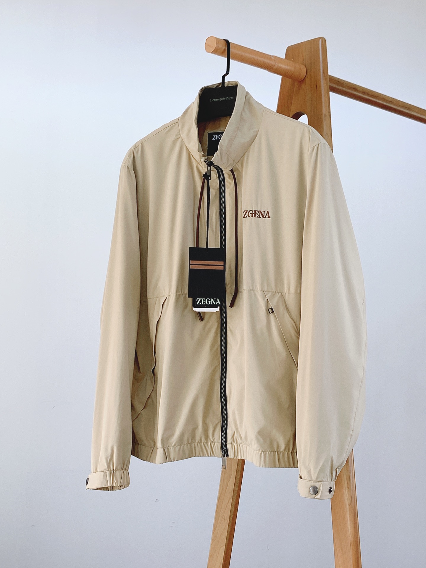 NO:133185,Ermenegildo Zegna 2025SS early spring new product casual woven jacket. New design style, subversive design, iconic brand pattern logo, new dustproof fabric, light waterproof, casual T-shirt, super fashionable upper body, especially easy to match, spring and summer concave style is naturally indispensable for such high-end configuration. And its outfit magic is very powerful, basically all types are easy to control, casual style configuration, will not be uncomfortable, the new style and tone are more outstanding, and the charm of the outfit is naturally more advanced, more outstanding, more outstanding, but it is not without temperature. Whether it is for external or internal, I believe this style is the perfect choice!  !  !  M size: bust 112cm-shoulder width 45cm-coat length 67cm-sleeve length 62cm L size: bust 116cm-shoulder width 46cm-coat length 69cm-sleeve length 63cm XL size: bust 120cm-shoulder width 47cm-coat length 71cm-sleeve length 64cm 2XL size: bust 124cm-shoulder width 48cm-coat length 73cm-sleeve length 65cm 3XL size: bust 128cm-shoulder width 49cm-coat length 75cm-sleeve length 66cm …………………………………………………………………………………………………………………………………………………………………………………………………………………………………………………………………………………………………………………………………………………………………………………………………………………………………………………………………………………………………………………………………………………………………………………………………………………………………………………………………………………………………………………………………………………………………………………………………………………………………………………………………19860909Ermenegildo Zegna 杰尼亚 2025SS早春新品 休闲梭织夹克外套.全新设计风格,颠覆认知的设计,标志性品牌图案标识,全新防尘面料,轻度防水,随便搭件T恤,上身超时髦,特别的便于搭配,春夏季凹造型自然是少不了这样的高档配置 并且它的穿搭魔力十分之强大,基本上各种类型都是轻而易举的驾驭,休闲的版型配置,不会不适感,全新风格以及调性更加的出色更加的出众,穿搭的魅力自然也更加的高级,更加的出彩更加的显帅,但是又不失温度,无论是外穿还是内搭,我相信此款都是完美之选！！！ M码:胸围112cm-肩宽45cm-衣长67cm-袖长62cm L码:胸围116cm-肩宽46cm-衣长69cm-袖长63cm XL码:胸围120cm-肩宽47cm-衣长71cm-袖长64cm 2XL码:胸围124cm-肩宽48cm-衣长73cm-袖长65cm 3XL码:胸围128cm-肩宽49cm-衣长75cm-袖长66cm …………………………………………………… SizeM-3XL,,zegna,jackets & coats,jackets & coats,tees，t-shirt,alexander wang,Men's clothing