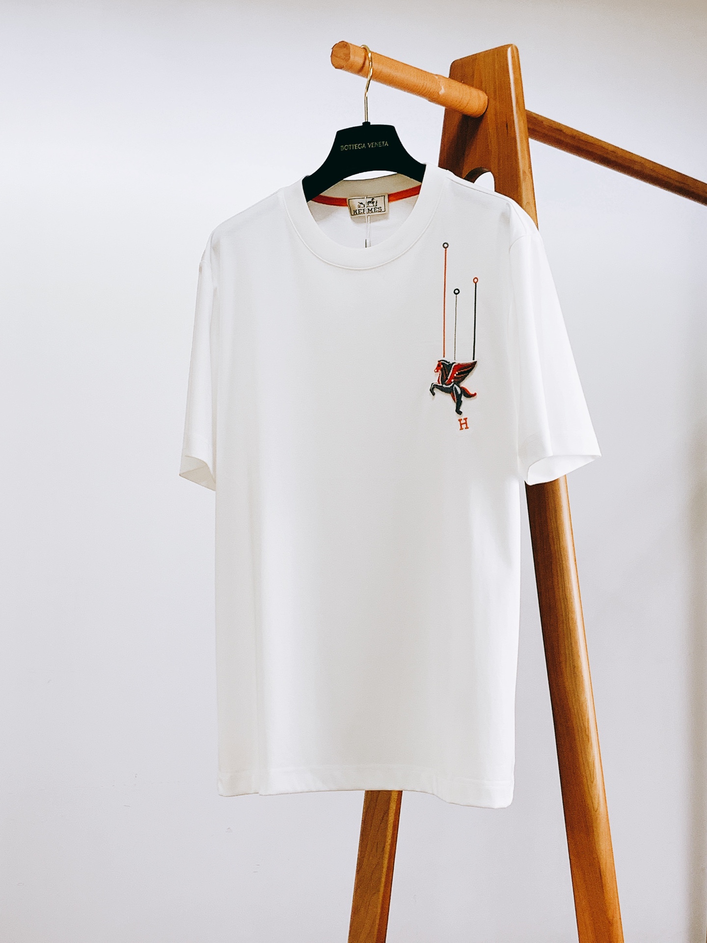 NO:128708,Hermès 2025SS Spring and Summer New Products Men's High-end Casual Short TEE, iconic design elements, eye-catching and fashionable, and excellent quality and class. There is no need for too much LOGO, and those who understand will naturally understand what you are wearing!  Specially supplied breathable fabrics, whether in terms of texture or feel, it is unscrupulous. Three colors are recommended. M-length 68 bust 102 shoulder width 45 L-length 70 bust 106 shoulder width 47 XL-length 72 bust 110 shoulder width 49 2XL-length 74 bust 114 shoulder width 51 3XL-length 75 bust 118 shoulder width 52 …………………………………………………………………………………………………………………………………………………………………………………………………………………………………………………………………………………………………………………………………………………………………………………………………………………………………………………………………………………………………………………………………………………………………………………………………………………………………………………………………………………………………………………………………………………………………………………………………………………………………………………………………………………………………………………………………………………………………………………………………………………………………………………19860909Hermès 爱马仕 2025SS春夏新品 男士高级休闲短TEE,标志性设计衔元素,亮眼时髦,品质感档次感都足够出色.不需要过多LOGO,懂的人自然明白你穿的是什么！特供透气面料打造,无论从质感或是手感上来说,那都是让人无法挑剔,三色推荐 M衣长68胸围102肩宽45 L衣长70胸围106肩宽47 XL衣长72胸围110肩宽49 2XL衣长74胸围114肩宽51 3XL衣长75胸围118肩宽52 …………………………………………………… SizeM-3XL,,hermes,hermes,alexander wang,Men's clothing