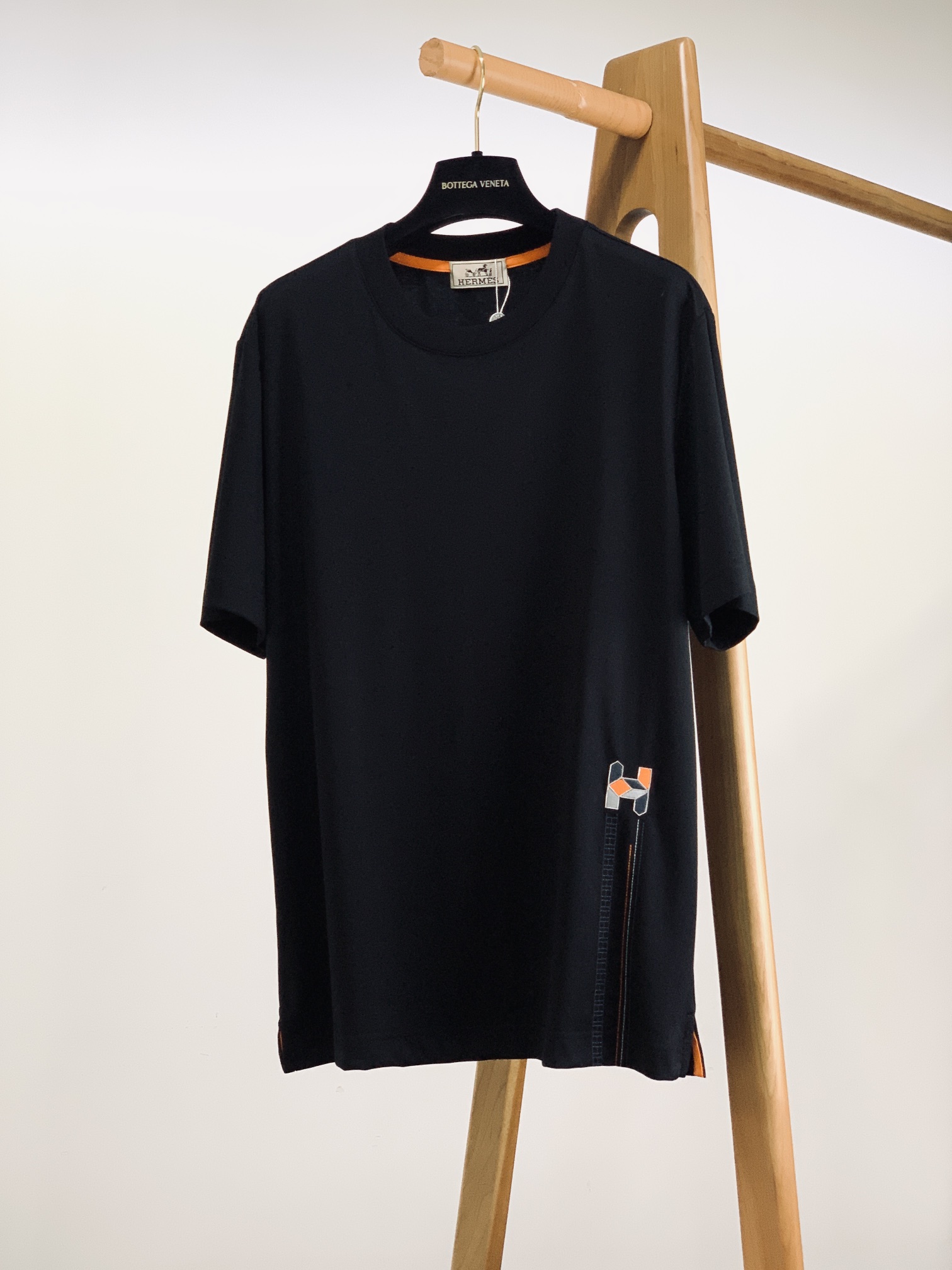 NO:128717,Hermès 2025SS Spring and Summer New Products Men's High-end Casual Short TEE, iconic design elements, eye-catching and fashionable, and excellent quality and class. There is no need for too much LOGO, and those who understand will naturally understand what you are wearing!  Specially supplied breathable fabrics, whether in terms of texture or feel, it is unscrupulous. Two colors are available. M-length 68 bust 102 shoulder width 45 L-length 70 bust 106 shoulder width 47 XL-length 72 bust 110 shoulder width 49 2XL-length 74 bust 114 shoulder width 51 3XL-length 75 bust 118 shoulder width 52 …………………………………………………………………………………………………………………………………………………………………………………………………………………………………………………………………………………………………………………………………………………………………………………………………………………………………………………………………………………………………………………………………………………………………………………………………………………………………………………………………………………………………………………………………………………………………………………………………………………………………………………………………………………………………………………………………………………………………………………………………………………………………………………19860909Hermès 爱马仕 2025SS春夏新品 男士高级休闲短TEE,标志性设计衔元素,亮眼时髦,品质感档次感都足够出色.不需要过多LOGO,懂的人自然明白你穿的是什么！特供透气面料打造,无论从质感或是手感上来说,那都是让人无法挑剔,两色可选 M衣长68胸围102肩宽45 L衣长70胸围106肩宽47 XL衣长72胸围110肩宽49 2XL衣长74胸围114肩宽51 3XL衣长75胸围118肩宽52 …………………………………………………… SizeM-3XL,,hermes,hermes,alexander wang,Men's clothing