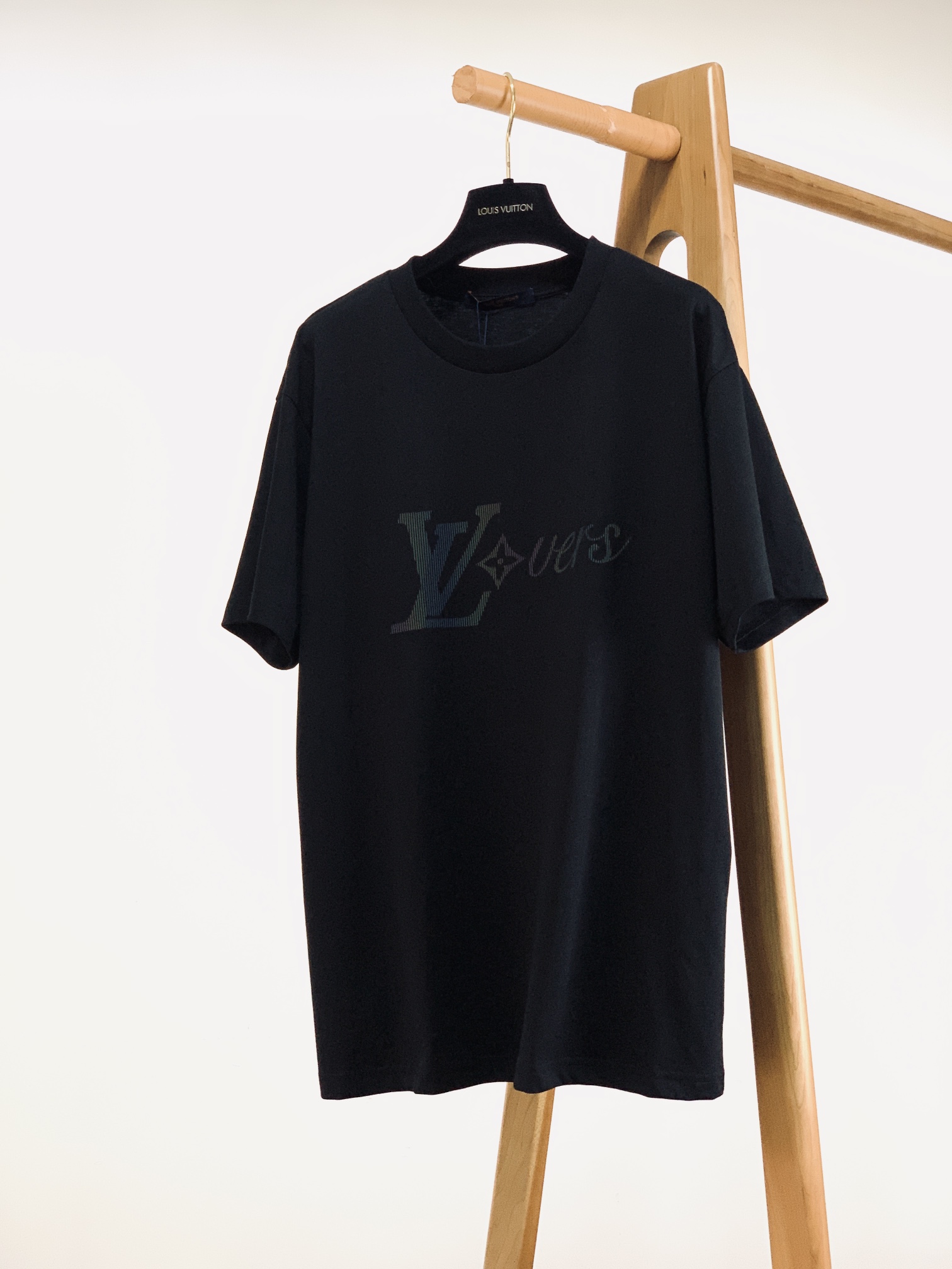 NO:128714,Louis Vuitton 2025SS Spring and Summer New Product Capsule Series Laser Printed Round Neck Short Sleeve, Feidong Co-branded Series, 230g32s Double Yarn Pure Cotton, the chest is made of laser four-leaf clover floral letter craftsmanship, and the shiny mercerized embroidery thread can better highlight the depth and luster of the color. Fine details make the effect of micro three-dimensional relief. Classic trademark letter design, restoring the consistent size and spacing. New wash mark open mold customization. Men and women same style S-size clothes 70 bust 114 shoulder width 50 M-size clothes 72 bust 118 shoulder width 51 L-size clothes 74 bust 122 shoulder width 52 XL-size clothes 76 bust 126 shoulder width 53 ……………………………………………………………………………………………………………………………………………………………………………………………………………………………………………………………………………………………………………………………………………………………………………………………………………………………………………………………………………………………………………………………………………………………………………………………………………………………………………………………………………………………………………………………………………………………………………  vuitton,louis vuitton,T-shirt,alexander wang19860909LouisVuitton 路易威登 2025SS春夏新品 胶囊系列镭射印花圆领短袖,菲董联名系列,采用230g32s双纱纯棉面料,胸前呈现镭射四叶草花卉字母工艺,采用具有光泽感的丝光绣线,更能突出颜色的深度和光泽.精细的细节处理,造就了微立体浮雕的效果.经典商标字母设计,还原一致大小间距.全新洗水唛开模定制.男女同款 S码衣长70 胸围114 肩宽50 M码衣长72 胸围118 肩宽51 L码衣长74 胸围122 肩宽52 XL码衣长76 胸围126 肩宽53 …………………………………………………… SizeS-XL,,louis vuitton,louis vuitton,T-shirt,alexander wang,Men's clothing