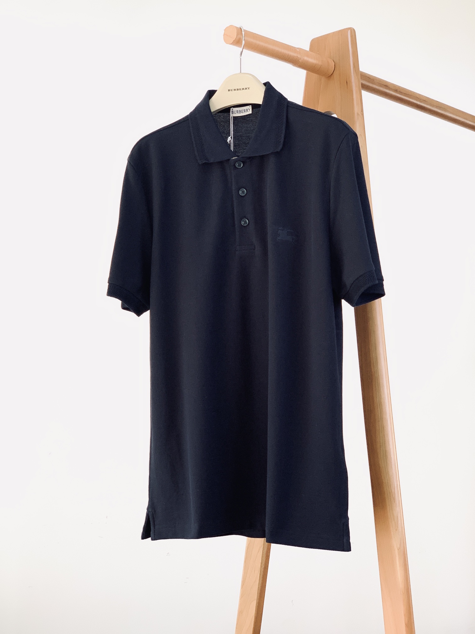 NO:128720,Burberry classic equestrian embroidery Polo shirt, selected cotton beaded mesh fabric, with Equestrian Knight logo (EKD) embroidery on the chest, presenting a slim fit. From the classic series of B family, it interprets the essential style of the wardrobe in a distinct brand style. It is engraved with BBR English letter shell button placket, and the front chest is embroidered with Equestrian Knight logo (EKD) embroidered, the style is super positive, the upper body is fashionable and versatile, and the casual business must-have item, eight colors are available S-size clothes 70 bust 104 sleeve length 23.5 M-size clothes 72 bust 24.5 L-size clothes 74 bust 112 sleeve length 25.5 XL-size clothes 76 bust 116 sleeve length 26.5 ……………………………………………………………………………………………………………………………………………………………………………………………………………………………………………………………………………………………………………………………………………………………………………………………………………………………………………………………………………………………………………………………………………………………………………………………………………………………………………………………………………………………………………………………………………………………  SizeS-XL, burberry, burberry, alexander wang19860909Burberry 巴宝莉 经典马术刺绣Polo衫,甄选棉质珠地网眼布面料打造,胸前饰有马术骑士徽标(EKD)刺绣,呈现修身版型.来自B家经典之作系列,以鲜明品牌风格诠释衣橱必备款式.刻有BBR英文字母贝壳纽扣开襟,前胸饰有马术骑士徽标(EKD)刺绣,版型超正,上身时尚百搭,休闲商务必备单品,八色可选 S码衣长70 胸围104 袖长23.5 M码衣长72 胸围 袖长24.5 L码衣长74 胸围112 袖长25.5 XL码衣长76 胸围116 袖长26.5 …………………………………………………… SizeS-XL,,burberry,burberry,alexander wang,Men's clothing