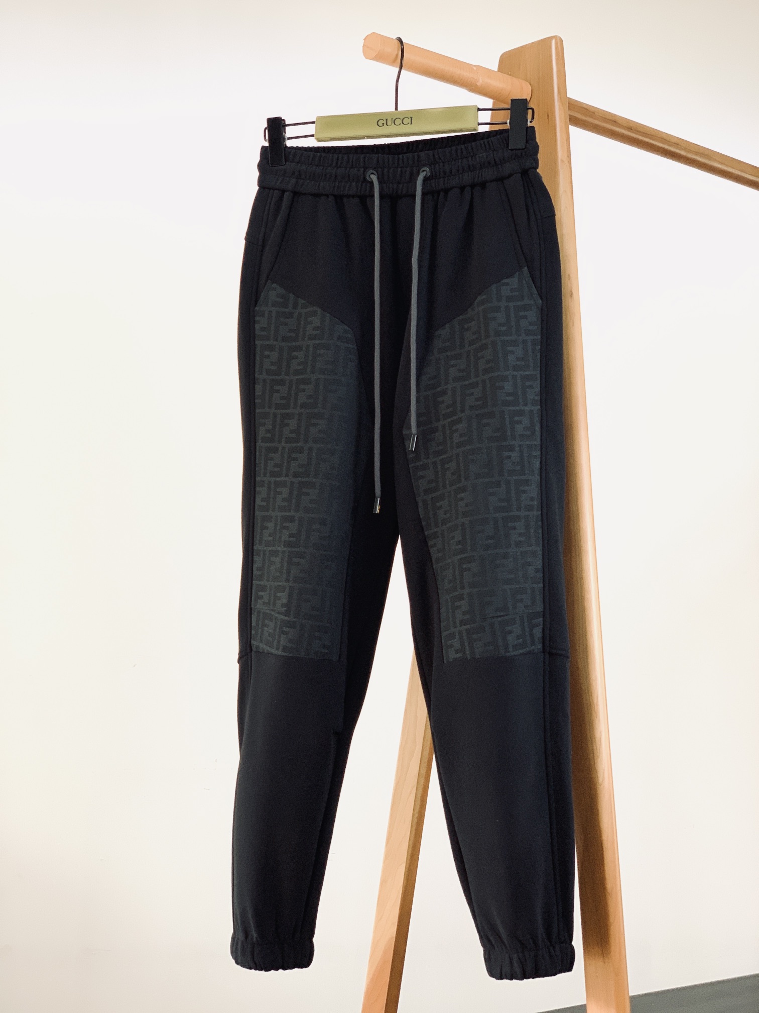 NO:128723,Fendi 2025SS early spring new product Little Monster Series Stitched Jacquard Casual Sleeve Pants Fashion Series, Unique Structure Design, Drawstring Casual Pants Ordering Starts Dyeing and Spinning. A large domestic manufacturer exports to Japan and supplies fabrics from several top brands. It feels soft and glutinous, quite wide and stylish, solving the problem of washing and discoloration. The pants are neat and atmospheric, and the upper body looks superb and handsome. …………………………………………………………………………………………………………………………………………………………………………………………………………………………………………………………………………………………………………………………………………………………………………………………………………………………………………………………………………………………………………………………………………………………………………………………………………………………………………………………………………………………………………………………………………………………………………………………………………………………………………………………………………………………………………………………………………………………………………………………………………………………………………………19860909Fendi 芬迪 2025SS早春新品 小怪兽系列拼接提花休闲卫裤 时尚系列,独特拼料设计,抽绳休闲裤 订纱开始订染和订纺. 国内某大厂出口日本 和供应几大顶级品牌的面料. 手感软糯 , 挺阔有型 , 解决 , 洗涤变色的问题. 裤型利落大气 , 上身显高超帅. …………………………………………………… SizeM-3XL,,fendi,fendi,alexander wang,Men's clothing