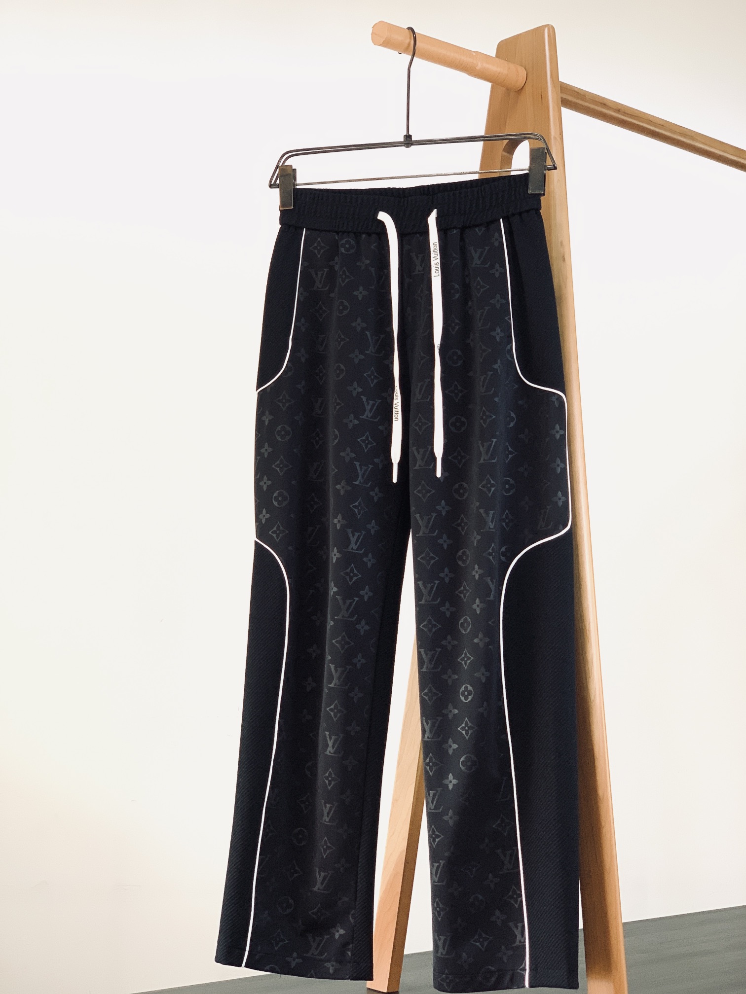 NO:128729,Louis Vuitton 2025SS early spring new product Straight dark pattern casual pants Fashion series, unique composition design, drawstring casual pants Start ordering and dyeing and spinning. A large domestic manufacturer exports to Japan and supplies fabrics from several top brands. It feels soft and glutinous, quite wide and stylish, solving the problem of washing and discoloration. The pants are neat and atmospheric, and the upper body looks superb and handsome. …………………………………………………………………………………………………………………………………………………………………………………………………………………………………………………………………………………………………………………………………………………………………………………………………………………………………………………………………………………………………………………………………………………………………………………………………………………………………………………………………………………………………………………………………………………………………………………………………………………………………………………………………………………………………………………………………………………………………………………………………………………………………………………………………………………………………………19860909LouisVuitton 路易威登 2025SS早春新品 直筒暗纹休闲裤 时尚系列,独特拼料设计,抽绳休闲裤 订纱开始订染和订纺. 国内某大厂出口日本 和供应几大顶级品牌的面料. 手感软糯 , 挺阔有型 , 解决 , 洗涤变色的问题. 裤型利落大气 , 上身显高超帅. …………………………………………………… SizeM-3XL,,louis vuitton,louis vuitton,alexander wang,Men's clothing