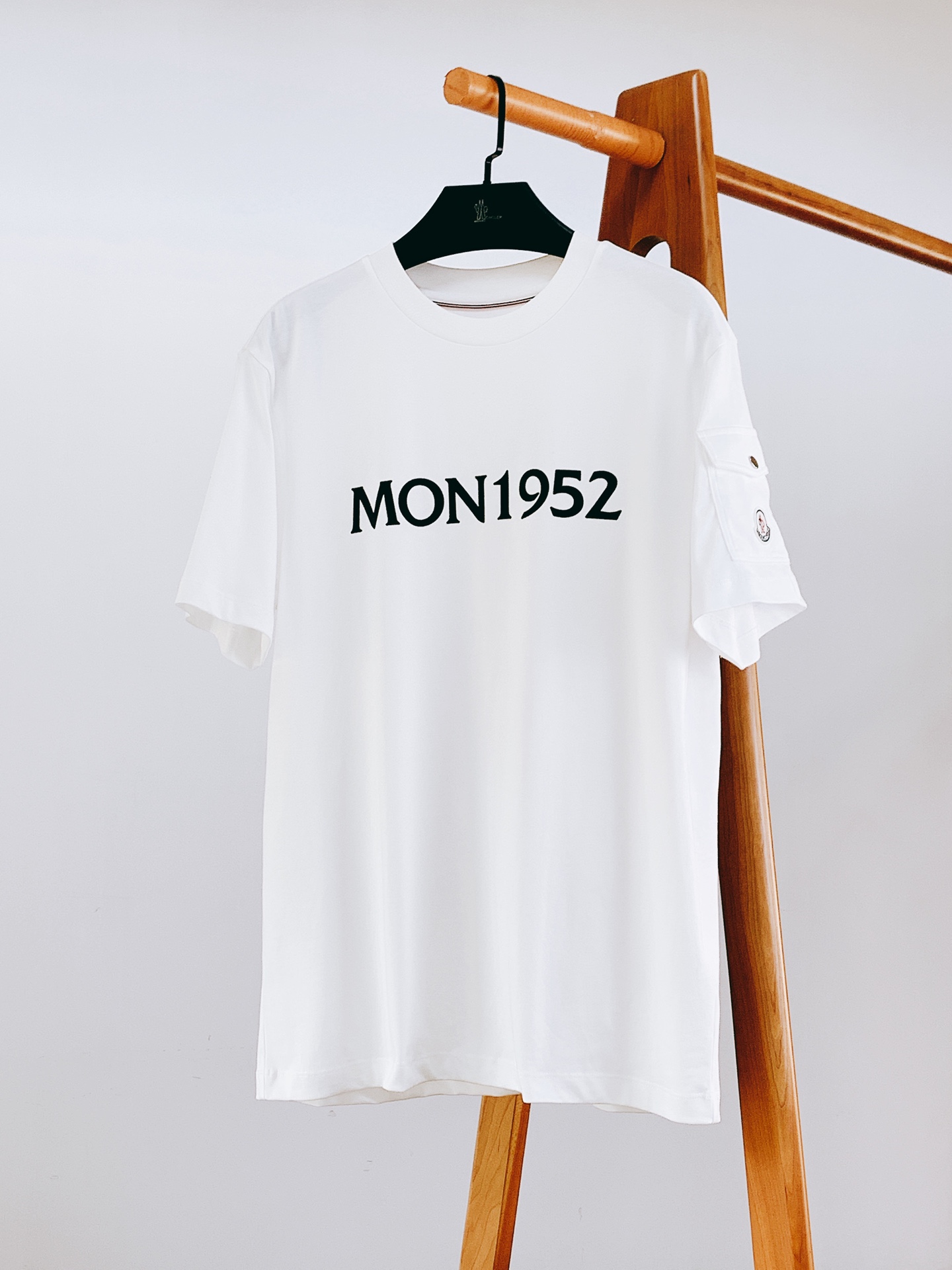 NO:128711,Moncler 2025SS Spring and Summer New Product Casual round neck T-shirt, three-dimensional logo silhouette half-sleeved T-shirt, selected high-strength Egyptian long velvet cotton, with glutinous and skin-skinned, soft and tough. Liquid ammonia processing, toughness and wrinkle resistance have been greatly improved. The micro-contour tailoring is very well-equipped, sleeve embroidery badges work pocket decoration, three-dimensional foam letter printed logo on the chest, extremely recognizable, fashionable and versatile upper body. Two-color recommendation …………………………………………………………………………………………………………………………………………………………………………………………………………………………………………………………………………………………………………………………………………………………………………………………………………………………………………………………………………………………………………………………………………………………………………………………………………………………………………………………………………………………………………………………………………………………………………………………………………………………………………………………………………………………………………………………………………………………………………………19860909Moncler 蒙口 2025SS春夏新品 休闲圆领T恤,立体感logo廓形半袖T恤,甄选高支埃及长绒棉,手感面糯有骨感,柔而有韧性.液氨工艺处理,韧性和抗皱性能得到大幅度提高.微廓形剪裁很到位,衣袖刺绣徽章工装口袋装饰,胸前立体发泡字母印花标识,辨识度极高,上身时尚百搭.两色推荐 …………………………………………………… SizeM-5XL,,christian louboutin,Moncler,tees，t-shirt,alexander wang,Men's clothing