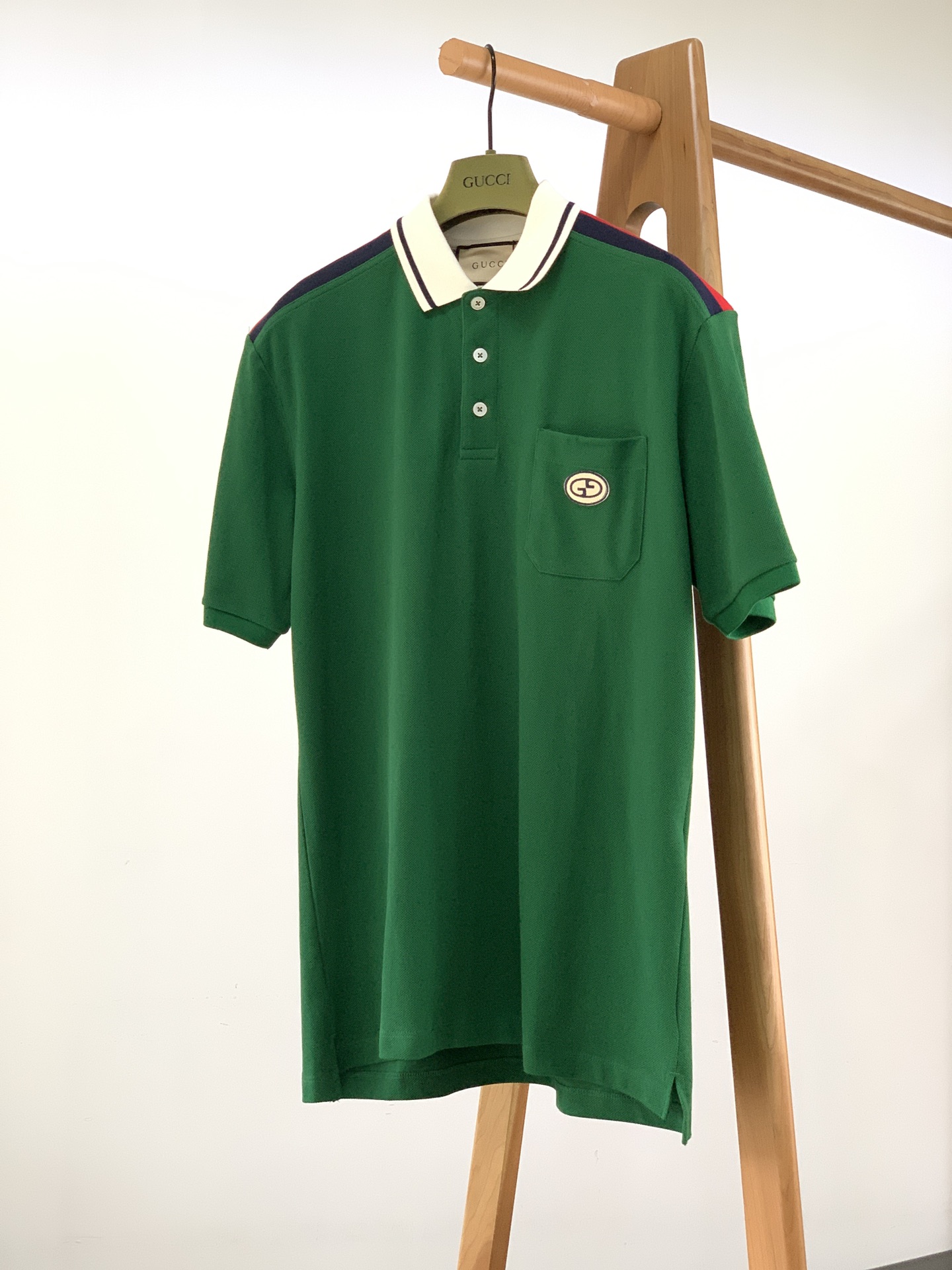 NO:132148,Gucci shoulder contrast webbing Polo shirt, highlighting fashionable design, left chest pocket decoration GG embroidery logo, classic contrast woven webbing design on both shoulders, engraved shell button placket, high-quality bead floor fabric is selected, washing water treatment does not shrink or deform, the outside and inside are high-end, same style for men and women, three-standards are complete S-size clothes 72 bust 108 shoulder width 46.5 M-size clothes 74 bust 112 shoulder width 48 L-size clothes 76 bust 116 shoulder width 49.5 XL-size clothes 78 bust 120 shoulder width 51 ………………………………………………………………………………………………………………………………………………………………………………………………………………………………………………………………………………………………………………………………………………………………………………………………………………………………………………………………………………………………………………………………………………………………………………………………………………………………………………………………………………………………………………………………………………………………………………………………………………………………………………………………………………………………………………………19860909Gucci 古驰 肩部撞色织带Polo衫,突显时尚设计 左胸口袋装饰GG刺绣徽标,双肩经典撞色编织织带设计,刻字贝壳纽扣门襟,甄选优质珠地面料打造,洗水处理不缩水不变形,外穿内搭都高档次,男女同款,三标齐全 S码衣长72 胸围108 肩宽46.5 M码衣长74 胸围112 肩宽48 L码衣长76 胸围116 肩宽49.5 XL码衣长78 胸围120 肩宽51 …………………………………………………… SizeS-XL,,gucci,gucci,alexander wang,Men's clothing