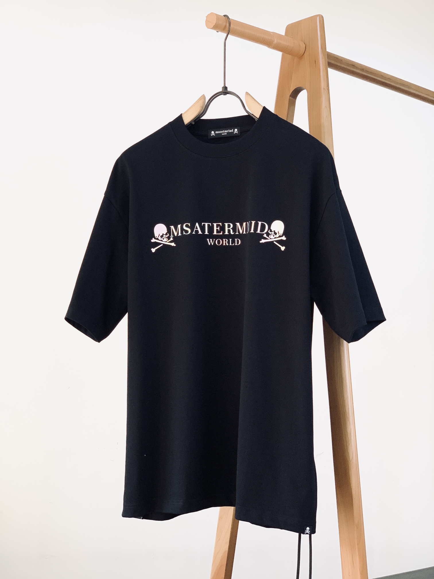 NO:128750,Mastermind Japan MMJ 2025SS Spring and Summer New Product Dark Style Limited Spring and Summer Heavy Industry Wash Print T. After its heavy launch, it is very popular in the street circle. It uses double yarn pure cotton fabric, with a fabric of up to 280g (the thickness and comfort of the fabric is absolutely not inferior to any fabric, and every yarn is clearly visible) The thickness of the ready-to-wear garment is just a must-have in spring and summer. It can be said that it is the most awesome version you have ever seen and the best quality!  The top-level printing technology is full of three-dimensionality and the upper body is super cool. Without further ado, only the upper body can understand our difficulties!  ……………………………………………………………………………… SizeS-XXL,,alexander wang19860909Mastermind Japan MMJ 2025SS春夏新品 暗黑风限量春夏款重工水洗印花T 重磅推出之后在街头圈十分火爆 采用双纱纯棉面料,面料高达280g（面料厚度舒适度绝对不输任何面料,每一根纱都清晰可见） 成衣厚度克重刚好是春夏必备的 可以说是你们见过最最牛逼的版本,最最好的质量！ 顶级印花工艺,立体感十足,上身超级炫酷. 话不多说,只有上身才能明白我们的不易！ …………………………………………………… SizeS-XXL,,alexander wang,Men's clothing