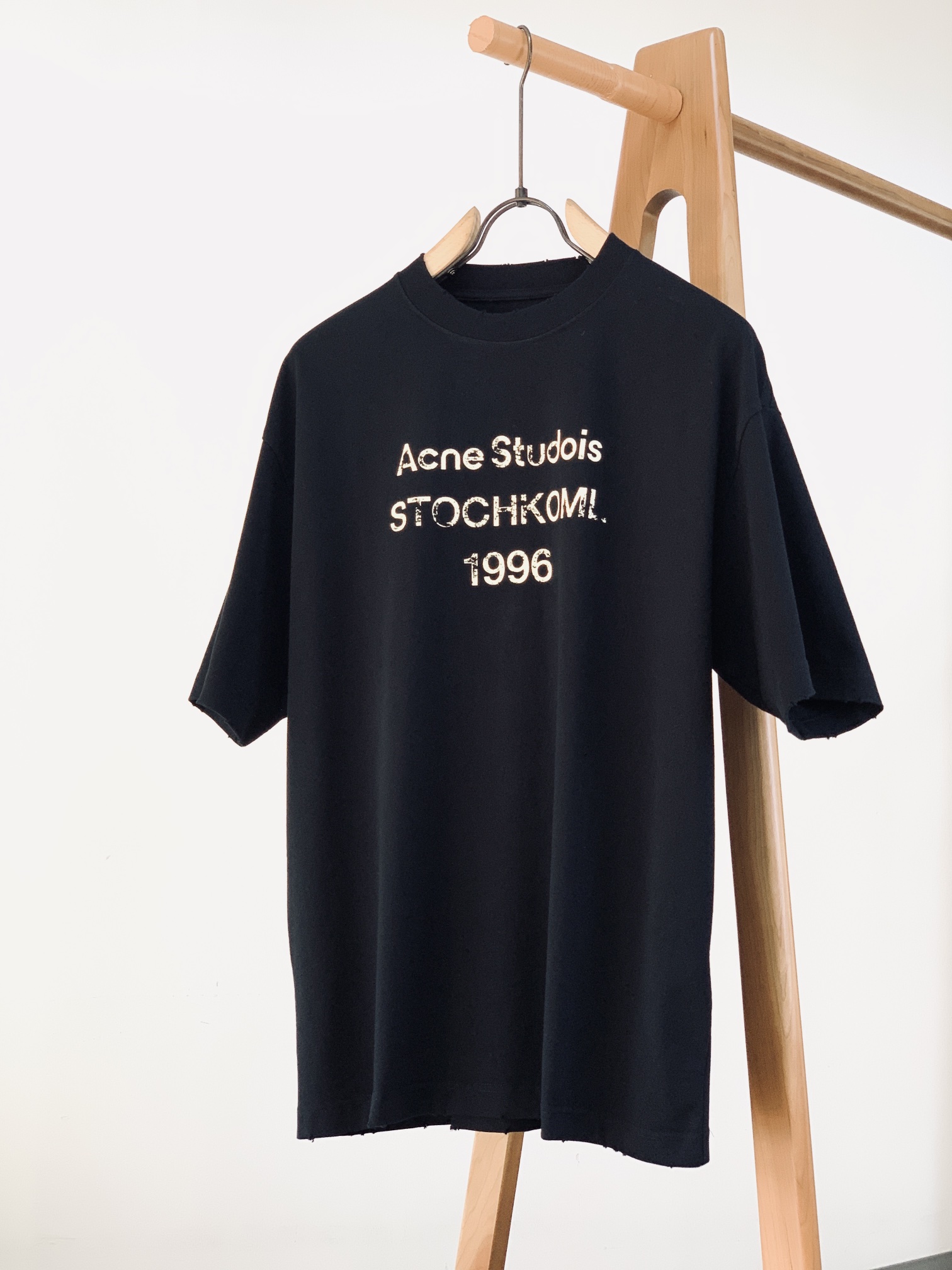 NO:128752,ACNE 2025SS early spring new product AC family's iconic letter printing minimalist versatile T-shirt, the same OV loose-fitting long-wool cotton short-sleeved sleeves for men and women. OEM products, styles sold simultaneously on the counter, classic representative products of the AC family this year, super fashionable upper body effect, versatile high-end boutique short-sleeved!  !  It is still the same minimalist style, but the AC family gives people the feeling that it is so fresh and unique. It uses minimalist letter printing embellishments, which are as outstanding as a glance, and achieve a bright effect. It is equipped with a high-end OV style and slightly shoulder-falling design, which interprets the lazy and casual effects required by the high street in a very thorough way. The matching performance is undoubtedly outstanding. Putting the logo in the middle is the best suited for various styles!  !  The texture of high-weight long-length cotton is absolutely heavy in terms of touch. Its delicateness and comfort performance are inevitable, creating an extraordinary wearable enjoyment, and it is also a very good display of specifications. The appearance and craftsmanship are synchronized, making it easy to wear to create fashion and charm!  ………………………………………………………………………………………… SizeS-XXL,,acne studios,chanel,T-shirt,tees,t-shirt,alexander wang19860909ACNE 艾克妮 2025SS早春新品 AC家族标志性字母印花极简百搭T恤,男女同款OV宽松版型长绒棉短袖.代工珍品,同步柜台发售款式,本年度AC家族的经典代表产物,超时尚上身效果,百搭型高端精品短袖！！ 还是一贯的极简风格打造,但是AC家族给人的感觉就是如此的清新别致,采用极简的字母印花点缀,犹如惊鸿一瞥般的出色跟出彩,达到眼前一亮的效果,配置高端的OV版型打造,加上微微落肩的设计,更是将高街所需的慵懒随意效果诠释的极为彻底,搭配性能更是毋庸置疑的出彩,将logo放在中间本来就是最适合各种风格搭配的极品！！ 高克重长绒棉质地,在触感上也是绝对的重磅,其细腻程度与舒适性能也是必然的到位,打造非凡的穿着享受,并且对于规格也是十分之棒的彰显,颜值与工艺感同步到位,轻松的穿搭出时尚与魅力所在！ …………………………………………………… SizeS-XXL,,acne studios,chanel,T-shirt,tees，t-shirt,alexander wang,Men's clothing