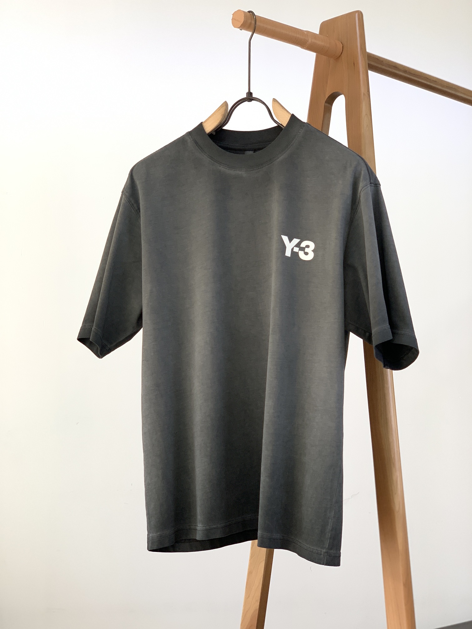 NO:128768,Y-3 Yamamoto Yoshi 2025SS spring and summer new product retro old short TEE, classic LOGO silhouette round neck T-shirt, front and back heavy-industrial flocking embossed logo, extremely recognizable. High-split pure cotton fabrics are selected to create, and yarn is ordered to be dyed and spun. A large manufacturer exports to Japan and supplies fabrics from several top domestic brands!  Solid and unstoppable, solve the problem of deforming and washing and discoloring of conventional sweatshirts. Loose silhouette cut, same style for men and women ……………………………………………………………………………………………………………………………………………………………………………………………………………………………………………………………………………………………………………………………………………………………………………………………………………………………………………………………………………………………………………………………………………………………………………19860909Y-3 山本耀司 2025SS春夏新品 复古做旧短TEE,经典LOGO廓形圆领T恤,前后重工植绒浮雕logo点缀,辨识度极高.甄选高支纯棉面料打造,订纱开始订染订纺.某大厂出口日本和供应几大国内顶级品牌的面料！扎实不起球,解决常规卫衣变形,洗涤变色问题.宽松廓形剪裁 , 男女同款 …………………………………………………… SizeM-3XL,,hoodie,sweatshirts,tees，t-shirt,alexander wang,Men's clothing