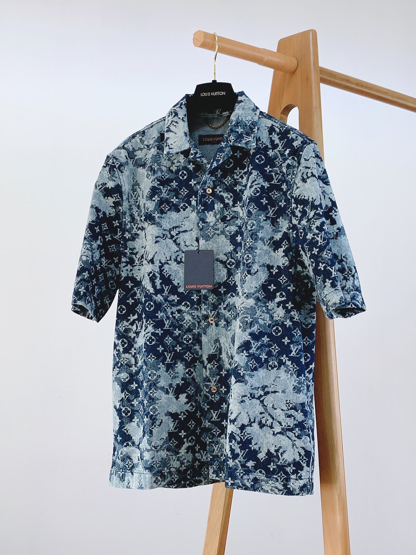 NO:128746,Louis Vuitton Tapestry Pattern Presbyterian Denim Shirt Jacket. Channel hardcore fine products. This presbyterian shirt is really amazing. It can be worn inside and outside. The official V color is quite unique. The actual product is normal presbyterian blue. You can search for the powerful web generation/little sweet potato. Let's compare YB! This season's items are mainly tie-dye, with a retro and rich color. Made of knitted denim cotton, with a slight stretch, and the body has a certain sense of self-weight. The impression of denim is hard, but this one is just the opposite. The special washing process makes the denim body very soft and can ensure the upper body is hard and skinny. It is not as light as an ordinary shirt, and can be worn as a jacket. OVERSIZE loose style cut, which can be easily worn by both boys and girls. The hardware details are exquisite and in place, and the craftsmanship is neat and tight. The same style for men and women.  S-cloth 74 bust 114 shoulder 45 sleeve length 30. M-cloth 76 bust 118 shoulder 47 sleeve length 31. L-cloth 78 bust 122 shoulder width 49 sleeve length 32 ………………………………………………………………………………………………………………………………………………………………………………………………………………………………………………………………………………………………………………………………………………………………………………………………………………………………………………………………………………………………………………………………………………………………………………………………………………………………………………………………………………………………………………………………………………………………………………………………………………………………………………………………………………………………………………………………………………………………………………………………………………………………………………………………………………………………………………………………………………………………………………………………………………………19860909LouisVuitton 路易威登 挂毯图案老花牛仔布衬衫外套.渠道硬核精品,这款老花衬衫真的绝了,内搭外搭都可以,官V颜色偏绝,实物是正常的老花蓝.可以搜搜强大的网代/小红薯,咱们对标YB! 这一季的单品以扎染为主,复古浓郁的色彩感.采用针织牛仔棉布制作,轻微弹力,衣身有一定的自重感.对牛仔的印象都是偏硬,但这款刚好相反,特殊水洗工艺让牛仔衣身变得非常柔软,又能保证上身硬挺骨感.不像一般的衬衫那么轻,完全能当外套穿着. OVERSIZE宽松版型裁剪,男生女生都能轻松穿着.五金细节精美到位,工艺走线齐整严密. 男女同款 .  S衣长74 胸围114 肩45 袖长30. M衣长76 胸围118 肩47 袖长31.L衣长78胸围122肩宽49袖长32 …………………………………………………… SizeS.M.L,,louis vuitton,louis vuitton,versace,jackets & coats,shirts,alexander wang,Men's clothing