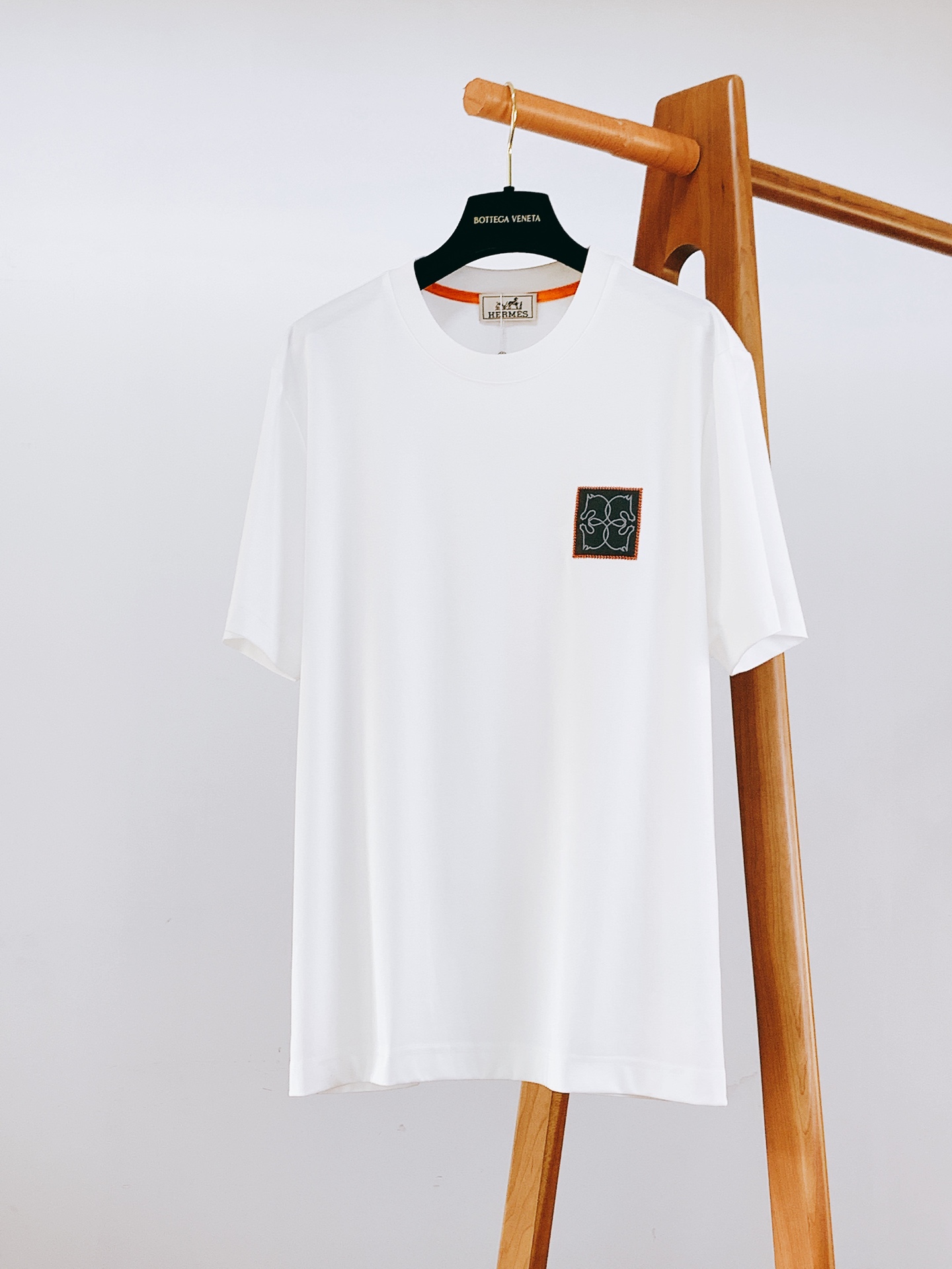 NO:128742,Hermès 2025SS Spring and Summer New Products Men's High-end Casual Short TEE, iconic design elements, eye-catching and fashionable, and excellent quality and class. There is no need for too much LOGO, and those who understand will naturally understand what you are wearing!  Specially supplied breathable fabrics, whether in terms of texture or feel, it is unscrupulous. Three colors are available. M-length 68 bust 102 shoulder width 45 L-length 70 bust 106 shoulder width 47 XL-length 72 bust 110 shoulder width 49 2XL-length 74 bust 114 shoulder width 51 3XL-length 75 bust 118 shoulder width 52 …………………………………………………………………………………………………………………………………………………………………………………………………………………………………………………………………………………………………………………………………………………………………………………………………………………………………………………………………………………………………………………………………………………………………………………………………………………………………………………………………………………………………………………………………………………………………………………………………………………………………………………………………………………………………………………………………………………………………………………………………………………………………………………19860909Hermès 爱马仕 2025SS春夏新品 男士高级休闲短TEE,标志性设计衔元素,亮眼时髦,品质感档次感都足够出色.不需要过多LOGO,懂的人自然明白你穿的是什么！特供透气面料打造,无论从质感或是手感上来说,那都是让人无法挑剔,三色可选 M衣长68胸围102肩宽45 L衣长70胸围106肩宽47 XL衣长72胸围110肩宽49 2XL衣长74胸围114肩宽51 3XL衣长75胸围118肩宽52 …………………………………………………… SizeM-3XL,,hermes,hermes,alexander wang,Men's clothing
