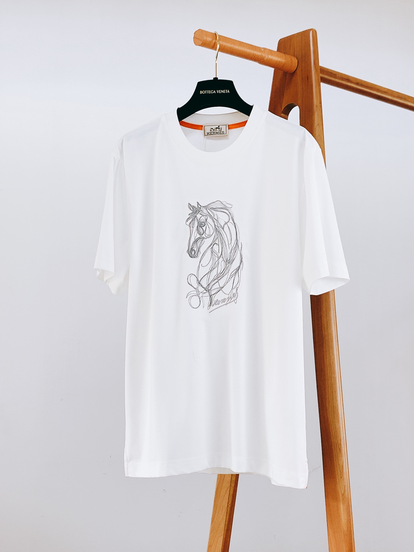 NO:128736,Hermès 2025SS Spring and Summer New Products Men's High-end Casual Short TEE, iconic design elements, eye-catching and fashionable, and excellent quality and class. There is no need for too much LOGO, and those who understand will naturally understand what you are wearing!  Specially supplied breathable fabrics, whether in terms of texture or feel, it is unscrupulous. Two colors are available. M-length 68 bust 102 shoulder width 45 L-length 70 bust 106 shoulder width 47 XL-length 72 bust 110 shoulder width 49 2XL-length 74 bust 114 shoulder width 51 3XL-length 75 bust 118 shoulder width 52 …………………………………………………………………………………………………………………………………………………………………………………………………………………………………………………………………………………………………………………………………………………………………………………………………………………………………………………………………………………………………………………………………………………………………………………………………………………………………………………………………………………………………………………………………………………………………………………………………………………………………………………………………………………………………………………………………………………………………………………………………………………………………………………19860909Hermès 爱马仕 2025SS春夏新品 男士高级休闲短TEE,标志性设计衔元素,亮眼时髦,品质感档次感都足够出色.不需要过多LOGO,懂的人自然明白你穿的是什么！特供透气面料打造,无论从质感或是手感上来说,那都是让人无法挑剔,两色可选 M衣长68胸围102肩宽45 L衣长70胸围106肩宽47 XL衣长72胸围110肩宽49 2XL衣长74胸围114肩宽51 3XL衣长75胸围118肩宽52 …………………………………………………… SizeM-3XL,,hermes,hermes,alexander wang,Men's clothing