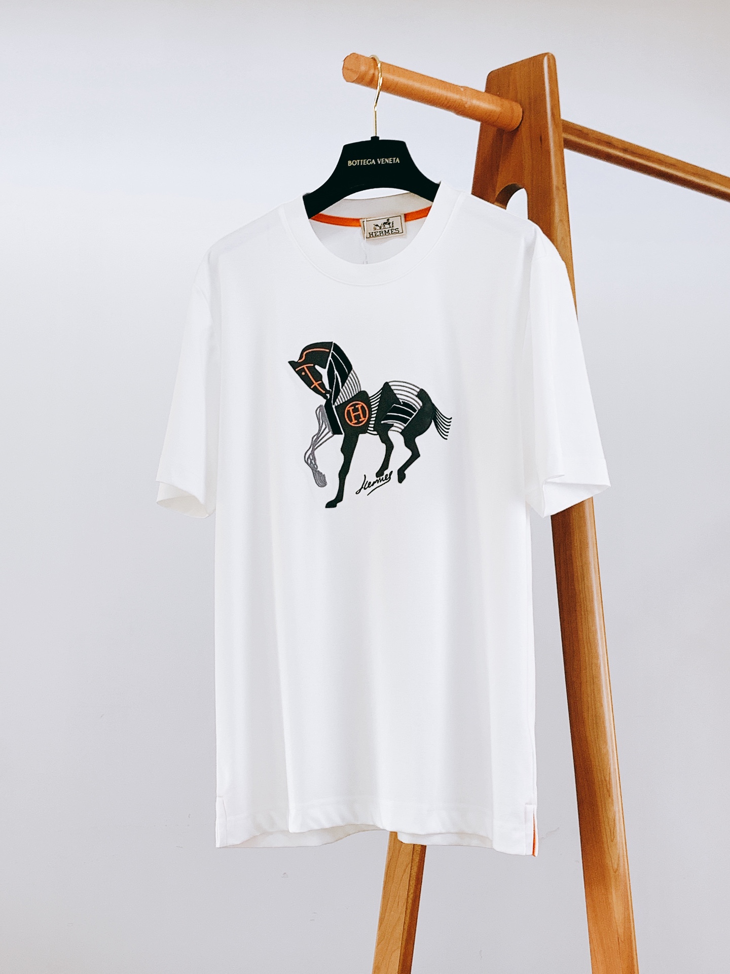 NO:128751,Hermès 2025SS Spring and Summer New Products Men's High-end Casual Short TEE, iconic design elements, eye-catching and fashionable, and excellent quality and class. There is no need for too much LOGO, and those who understand will naturally understand what you are wearing!  Specially supplied breathable fabrics, whether in terms of texture or feel, it is unscrupulous. Three colors are available. M-length 68 bust 102 shoulder width 45 L-length 70 bust 106 shoulder width 47 XL-length 72 bust 110 shoulder width 49 2XL-length 74 bust 114 shoulder width 51 3XL-length 75 bust 118 shoulder width 52 …………………………………………………………………………………………………………………………………………………………………………………………………………………………………………………………………………………………………………………………………………………………………………………………………………………………………………………………………………………………………………………………………………………………………………………………………………………………………………………………………………………………………………………………………………………………………………………………………………………………………………………………………………………………………………………………………………………………………………………………………………………………………………………19860909Hermès 爱马仕 2025SS春夏新品 男士高级休闲短TEE,标志性设计衔元素,亮眼时髦,品质感档次感都足够出色.不需要过多LOGO,懂的人自然明白你穿的是什么！特供透气面料打造,无论从质感或是手感上来说,那都是让人无法挑剔,三色可选 M衣长68胸围102肩宽45 L衣长70胸围106肩宽47 XL衣长72胸围110肩宽49 2XL衣长74胸围114肩宽51 3XL衣长75胸围118肩宽52 …………………………………………………… SizeM-3XL,,hermes,hermes,alexander wang,Men's clothing