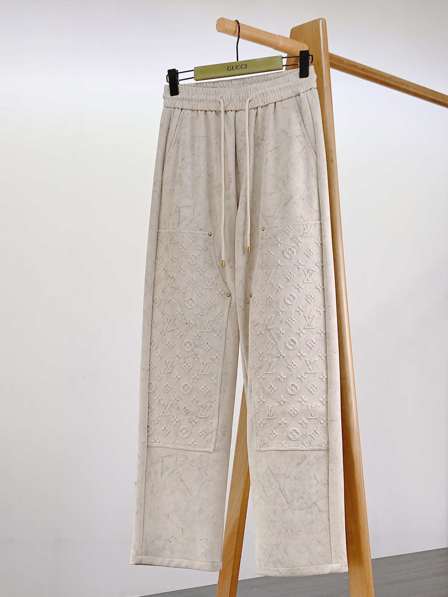 NO:128744,Louis Vuitton 2025SS early spring new product Straight relief logo casual pants Fashion series, unique piece design, drawstring casual pants Start ordering dyeing and spinning. A large domestic manufacturer exports to Japan and supplies fabrics from several top brands. It feels soft and glutinous, quite wide and stylish, solving the problem of washing and discoloration. The pants are neat and atmospheric, and the upper body looks superb and handsome. ……………………………………………………………………………………………………………………………………………………………………………………………………………………………………………………………………………………………………………………………………………………………………………………………………………………………………………………………………………………………………………………………………………………………………………………………………………………………………………………………………………………………………………………………………………………………………………………………………………………………………………………………………………………………………………………………………………………………………………………………………………………………………………………………………………………………………………19860909LouisVuitton 路易威登 2025SS早春新品 直筒浮雕标识休闲裤 时尚系列,独特拼料设计,抽绳休闲裤 订纱开始订染和订纺. 国内某大厂出口日本 和供应几大顶级品牌的面料. 手感软糯 , 挺阔有型 , 解决 , 洗涤变色的问题. 裤型利落大气 , 上身显高超帅. …………………………………………………… SizeM-3XL,,louis vuitton,louis vuitton,alexander wang,Men's clothing