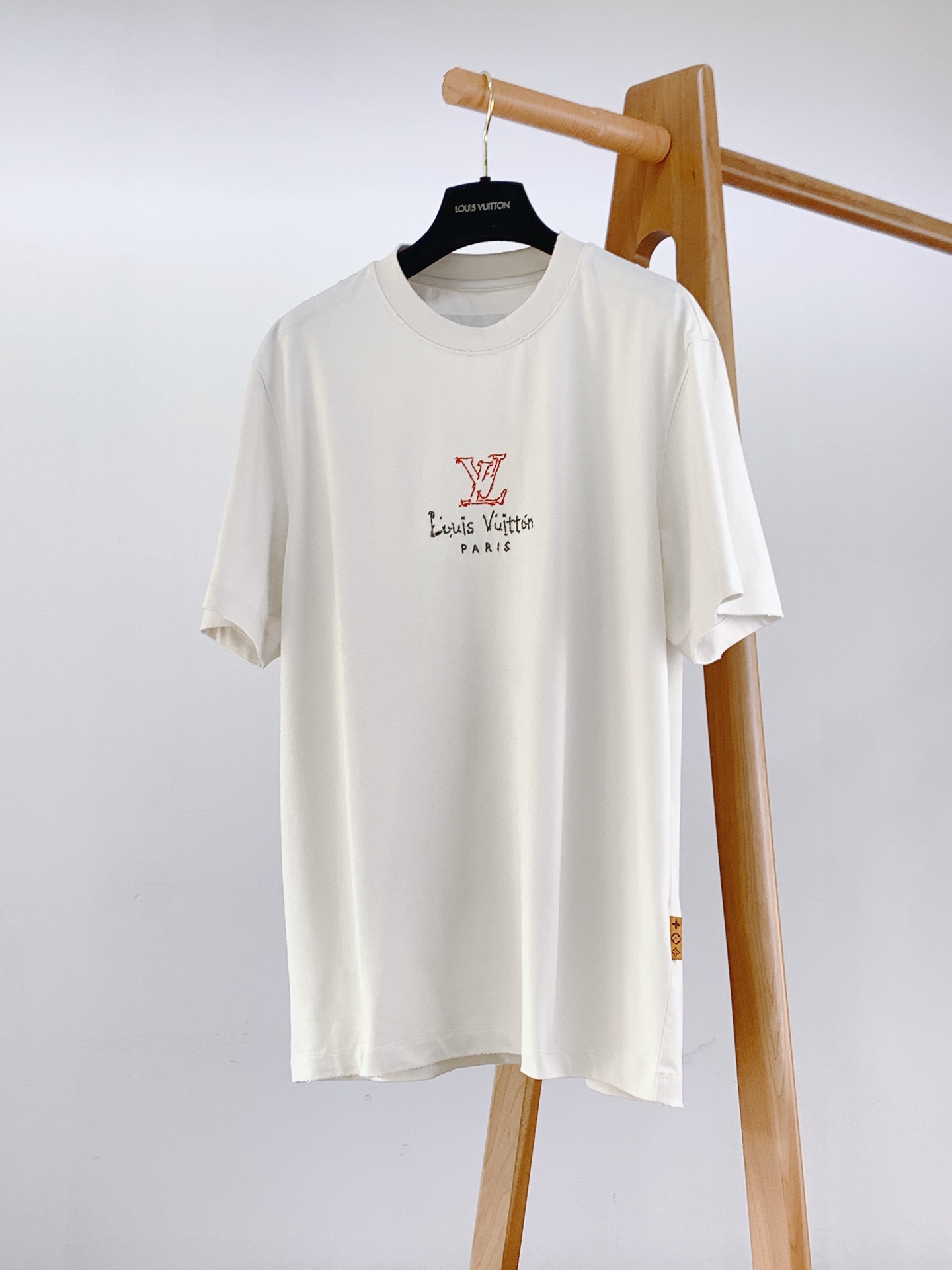 NO:128765,LouisVuitton The new favorite of the fashion industry!  Shows the luxury quality. Select high-quality fabrics to create, the perfect combination of luxury and fashion, and is famous for its exquisite craftsmanship and unique design concepts. This T-shirt perfectly combines the brand's classic elements with modern fashion, showing an unparalleled charm. Whether in formal occasions or casual time, you can exude confidence and elegance. It is not only a kind of dress, but also a reflection of a life attitude. Four-color recommendations ………………………………………………………………………………………………………………………………………………………………………………………………………………………………………………………………………………………………………………………………………………………………………………………………………………………………………………………………………………………………………………………………………………………………………………………………………………………………………………………………………………………………………………………………………………………………………………………………………………………………………………………………………………………………………………………………………………………………………………………………………………………………………………………………………………………………………19860909LouisVuitton 路易威登 时尚界的新宠儿！尽显奢华品质.甄选优质面料打造,奢华与时尚的完美结合,以其精湛的工艺和独特的设计理念闻名于世,这款T恤更是将品牌的经典元素与现代时尚完美融合,展现出无与伦比的魅力,无论是在正式场合还是休闲时光,都能让你散发出自信与优雅.它不仅是一种穿着,更是一种生活态度的体现.四色推荐 …………………………………………………… SizeM-5XL,,louis vuitton,louis vuitton,tees，t-shirt,alexander wang,Men's clothing