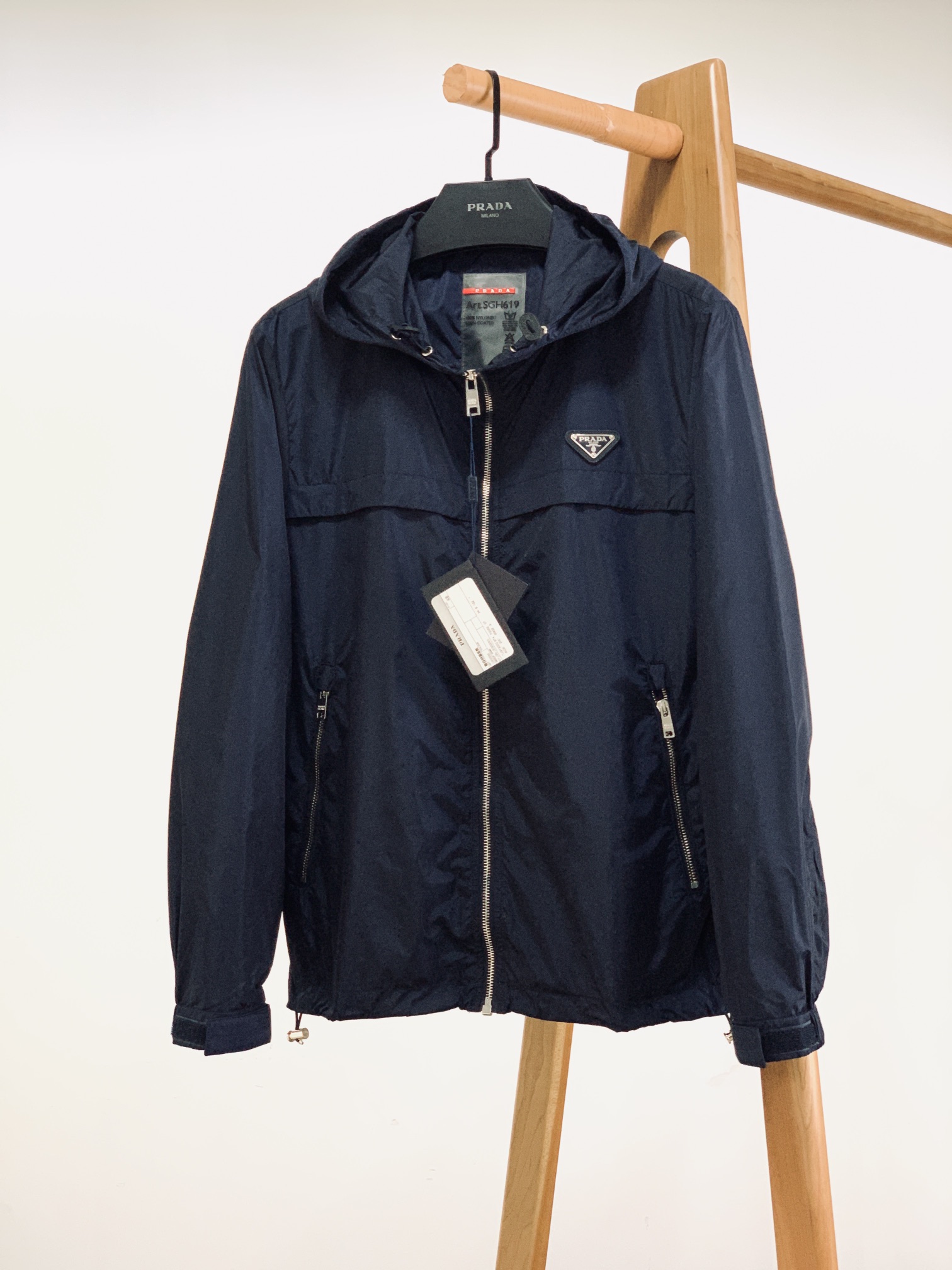 NO:128771,Prada is a fine product in trade channels, creating the most elegant casual and fashionable atmosphere. Lightweight sunscreen hooded jacket. A handsome jacket that kills two birds with one stone. Extraordinary design and tailor-made, with a unique and fashionable style, and is born extraordinary!  The outstanding achievements of high-tech fabrics are not blown away. Customer-supplied top-grade polyamide nylon fiber cotton fabrics, with extremely delicate texture.... Anti-wrinkle, windproof, sun protection, waterproof, breathable, comfortable and without a slumber.... The decorative design of the coin bag is full of sunshine and vitality! Customer-supplied plug buckle adjustment decoration design, the best matching of color control. The classic triangle brand badge uses genuine leather cowhide base   hand-knocked hardware logo, classic elements show quality.................. SizeM-3XL,,prada,prada,jackets & coats,cowhide,hats,alexander wang19860909Prada 普拉达 贸易渠道精品,铸就最为优雅的休闲时尚气息.轻质防晒连帽夹克 一举两得的帅气夹克.超常规设计裁剪,兼具个性时尚范儿,与生俱来的不平凡！高科技面料的卓越成就可不是吹的.客供顶级聚酰胺锦纶纤维棉面料,极为细腻的质感.....抗皱防风防晒防水,透气舒适无闷热感.....零钱袋装饰设计充满阳光活力!客供插扣调节装饰设计,型色把控的最佳搭配.经典三角品牌徽章采用真皮牛皮革基底 手工敲制五金Logo标,经典元素彰显品质...... …………………………………………………… SizeM-3XL,,prada,prada,jackets & coats,cowhide,hats,alexander wang,Men's clothing