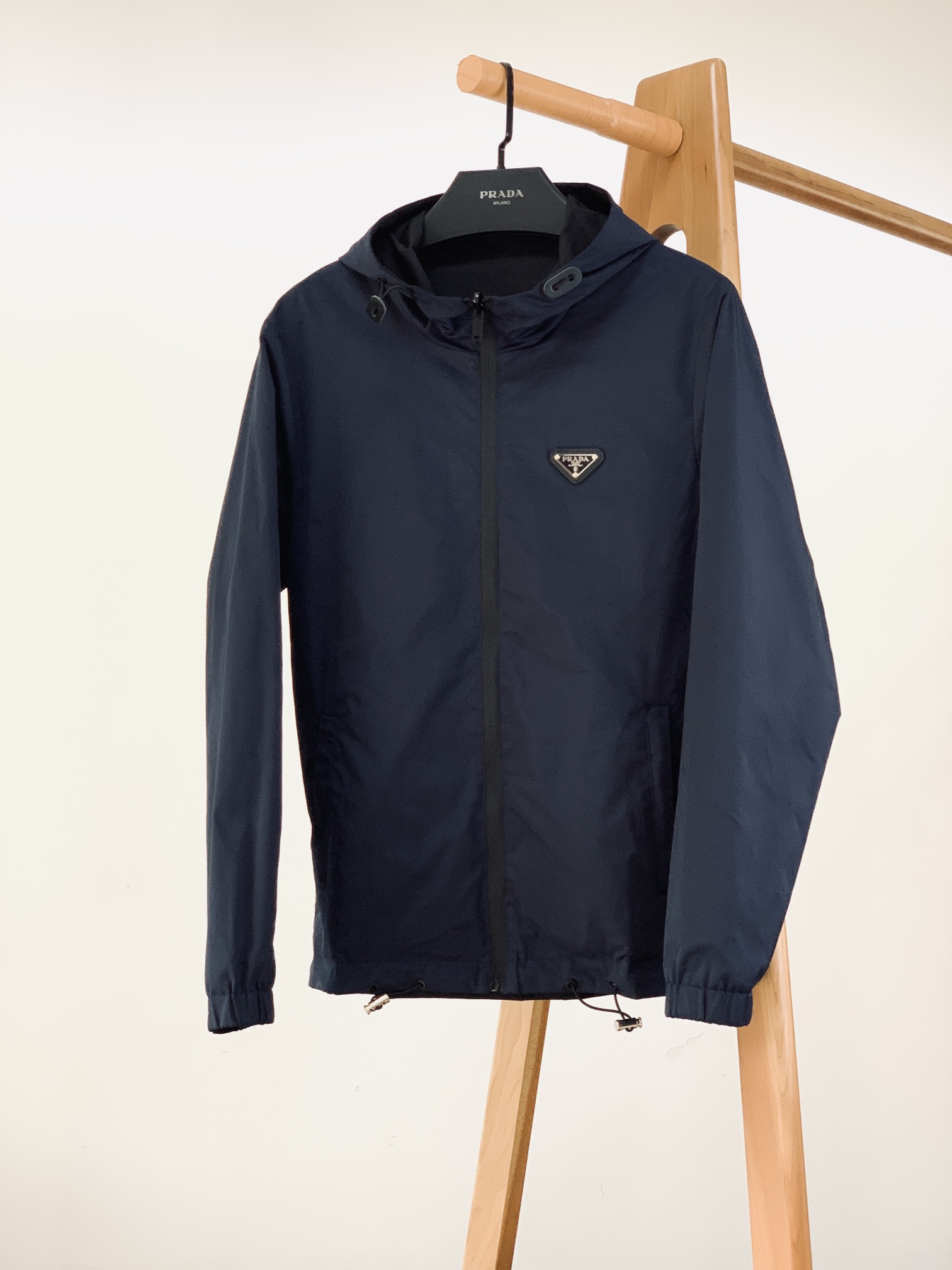 NO:128754,Prada Triangle logo double-sided hooded jacket. Custom-made dyed nylon fabric, triangular logo hardware embellishment on the chest, customer-supplied hardware zipper accessories, and two-sided wear The most classic iron triangle logo series is also the most classic design. The upper body is versatile and not picky about people. It is essential for casual business …………………………………………………………………………………………………………………………………………………………………………………………………………………………………………………………………………………………………………………………………………………………………………………………………………………………………………………………………………………………………………………………………………………………………………………………………………………………………………………………………………………………………………………………………………………………………………………………………………………………………………………………………………………………………………………………………………………………………………………………………………………………………………………………………………………………………………………………………………………………19860909Prada 普拉达 三角徽标双面穿连帽外套. 定制定染尼龙面料,胸前三角标五金点缀,客供五金拉链辅料,两面穿 最经典的铁三角徽标系列 也是最经典的设计,上身百搭好穿不挑人,休闲商务必备单品 …………………………………………………… SizeM-3XL,,prada,prada,jackets & coats,hats,alexander wang,Men's clothing