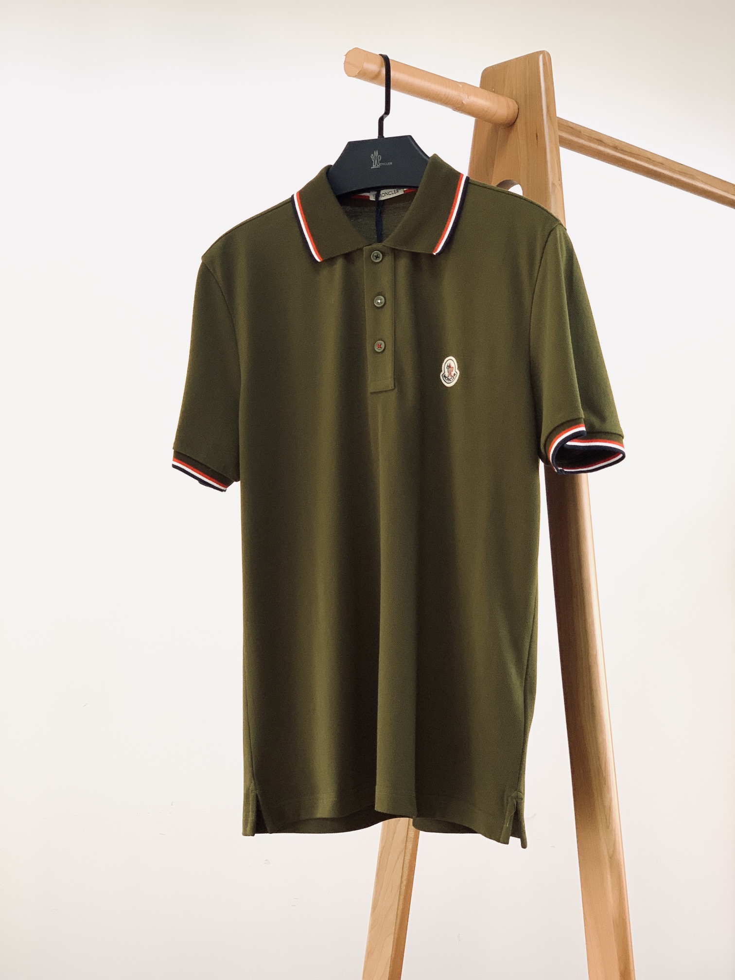 NO:128763,Moncler 2025SS Spring and Summer New Product Basic Contrast Trim Lapel Short TEE. This Polo shirt is made of cotton beaded floor fabric, which is a timeless design item suitable for all seasons. Classic style, three-color fine nodes accented cuffs and collars, the chest is decorated with iconic embroidered badge logo, and the neckline is matched with engraved buttons, and the details are perfectly presented. The outside and the inside are high-end, and the casual business must-have item, eight colors are available. SizeS-XL, christian  louboutin, Moncler, alexander wang19860909Moncler 蒙口 2025SS春夏新品 基础款撞色饰边翻领短TEE.这款Polo衫采用棉质珠地面料制成,是适合各种季节的隽永设计单品.经典款式,以三色细节点缀袖口和领边,胸前饰有标志性刺绣徽章标识,领口搭配刻字纽扣,细节完美呈现.外穿内搭都高档次,休闲商务必备单品,八色可选 S码衣长66 胸围104 肩宽45.5 M码衣长68 胸围108 肩宽46 L码衣长70 胸围112 肩宽47.5 XL码衣长72 胸围116 肩宽49 …………………………………………………… SizeS-XL,,christian louboutin,Moncler,alexander wang,Men's clothing