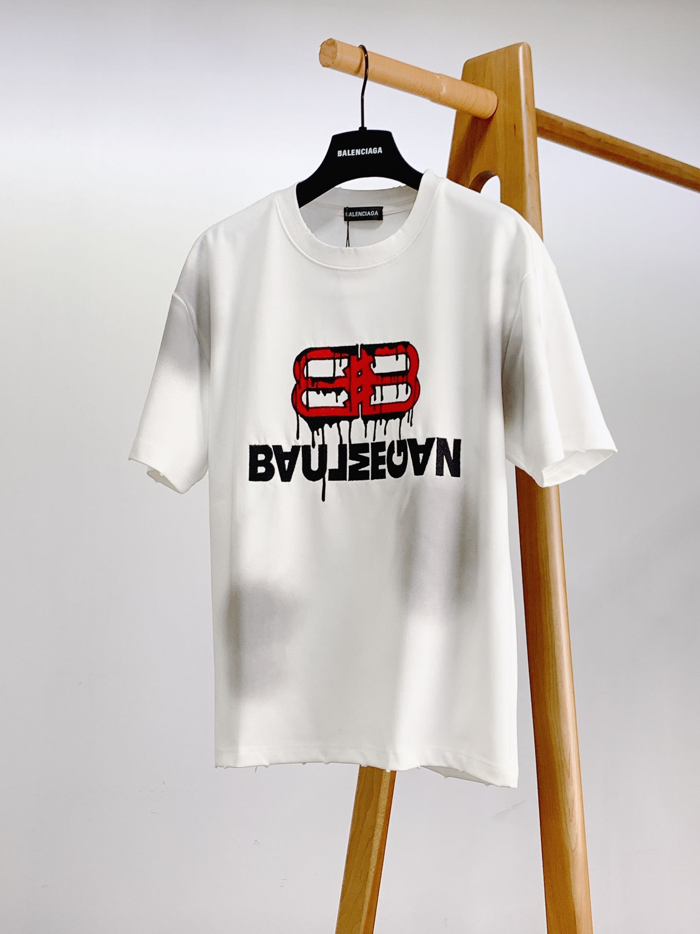 NO:130524,Balenciaga 2025SS spring and summer new product, casual printed short sleeves, front letter printed logo, extremely recognizable, perfectly in line with the latest series style fashion concepts, experience the latest style!  !  Selected high-stack pure cotton fabric, the comfort performance of the upper body is simply unstoppable, the touch is delicate and soft, the upper body is upright and stylish, the overall touch is extremely comfortable, the skin-friendly effect is also excellent, the grade and charm are extremely outstanding, and it can better demonstrate the brand specifications and your pursuit of fashion!  !  Small wide version, two colors recommended ……………………………………………………………………………………………………………………………………………………………………………………………………………………………………………………………………………………………………………………………19860909巴黎世家 2025SS春夏新品 休闲印花短袖,前幅字母印花标识,辨识度极高,完美的符合 最新系列风格的时尚理念,体验最新风情！！甄选高支纯棉面料,上身的舒适性能简直让人欲罢不能、触感细腻又柔软,上身版型挺拔有型,整体的触感极为舒适,亲肤效果也是极佳,档次与魅力更是极为的出色亮眼,更能够彰显品牌规格与你对于时尚的追求！！微阔版型,两色推荐 …………………………………………………… SizeS-3XL,,balenciaga,T-shirt,alexander wang,Men's clothing