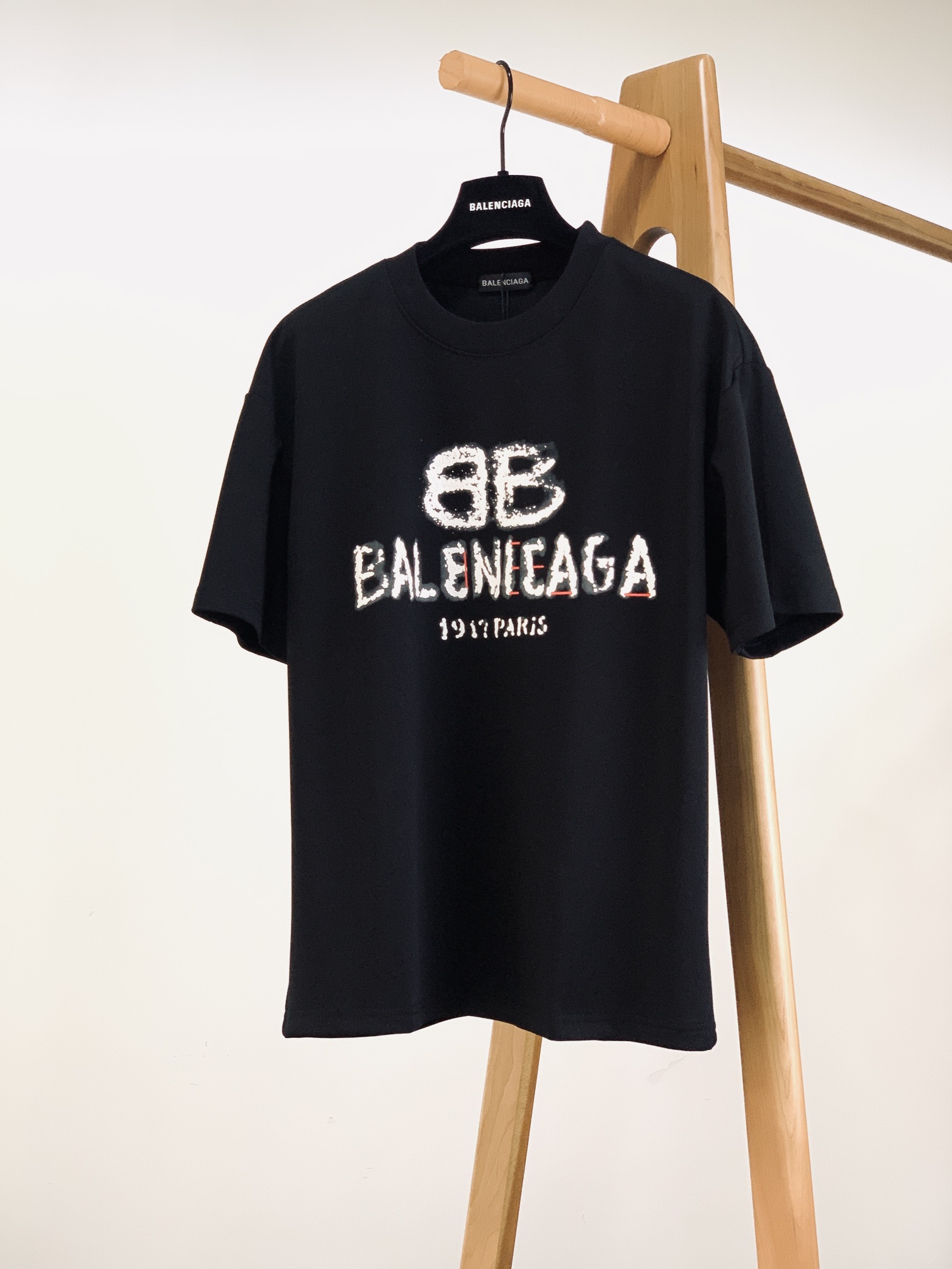 NO:130533,Balenciaga 2025SS spring and summer new product, casual printed short sleeves, front letter printed logo, extremely recognizable, perfectly in line with the latest series style fashion concepts, experience the latest style!  !  Selected high-stack pure cotton fabric, the comfort performance of the upper body is simply unstoppable, the touch is delicate and soft, the upper body is upright and stylish, the overall touch is extremely comfortable, the skin-friendly effect is also excellent, the grade and charm are extremely outstanding, and it can better demonstrate the brand specifications and your pursuit of fashion!  !  Small wide version, two colors recommended …………………………………………………………………………………………………………………………………………………………………………………………………………………………………………………………………………………………………………………………………………………………………………………………………………………………………………………………………………………………………………………………………………………………………………………………………………………………………………………………………………………19860909巴黎世家 2025SS春夏新品 休闲印花短袖,前幅字母印花标识,辨识度极高,完美的符合 最新系列风格的时尚理念,体验最新风情！！甄选高支纯棉面料,上身的舒适性能简直让人欲罢不能、触感细腻又柔软,上身版型挺拔有型,整体的触感极为舒适,亲肤效果也是极佳,档次与魅力更是极为的出色亮眼,更能够彰显品牌规格与你对于时尚的追求！！微阔版型,两色推荐 …………………………………………………… SizeS-3XL,,balenciaga,T-shirt,alexander wang,Men's clothing