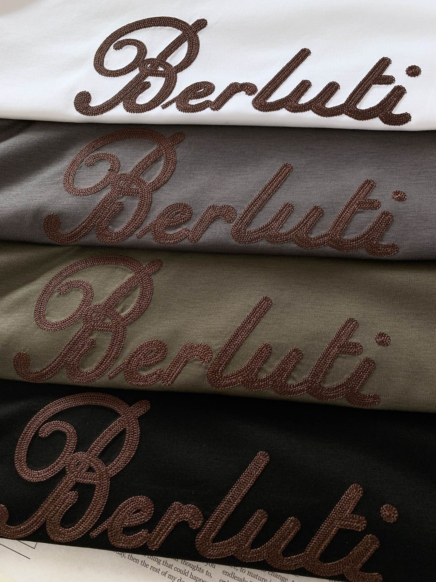 NO:130531,Berluti 2025SS Spring and Summer New Product Casual round neck short-sleeved T-shirts, continuing the consistently low-key but high-quality style. The style is minimalist, the fabric is king, and the details are exquisite, satisfying the high-quality controls' imagination of spring and summer T-shirts. The fitting style of Slim Fit, the front chest embellishment is the soul of the whole dress, and the customer supplies customized fabrics, with delicate fabrics, comfortable body feeling, and high-end luster. A must-have item for casual business, four-color recommendations ………………………………………………………………………………………………………………………………………………………………………………………………………………………………………………………………………………………………………………………………………………………………………………………………………………………………………………………………………………………………………………………………………………………………………………………………………………………………………………………………………………………………………………………………………………………………………………………………………………………………………………………………………………………………………………………………………………………………………………………………………19860909Berluti 伯鲁蒂 2025SS春夏新品 休闲圆领短袖T恤,延续一贯地低调但高质的作派.风格极简,面料为王,细节精湛,满足到了高品控们对春夏T恤的全部遐想.Slim Fit的合身版型,前胸标识点缀是全衣的灵魂所在,客供定制面料打造,布面细腻,体感舒爽,光泽高级.休闲商务必备单品,四色推荐 …………………………………………………… Size48-58,,T-shirt,tees，t-shirt,alexander wang,Men's clothing