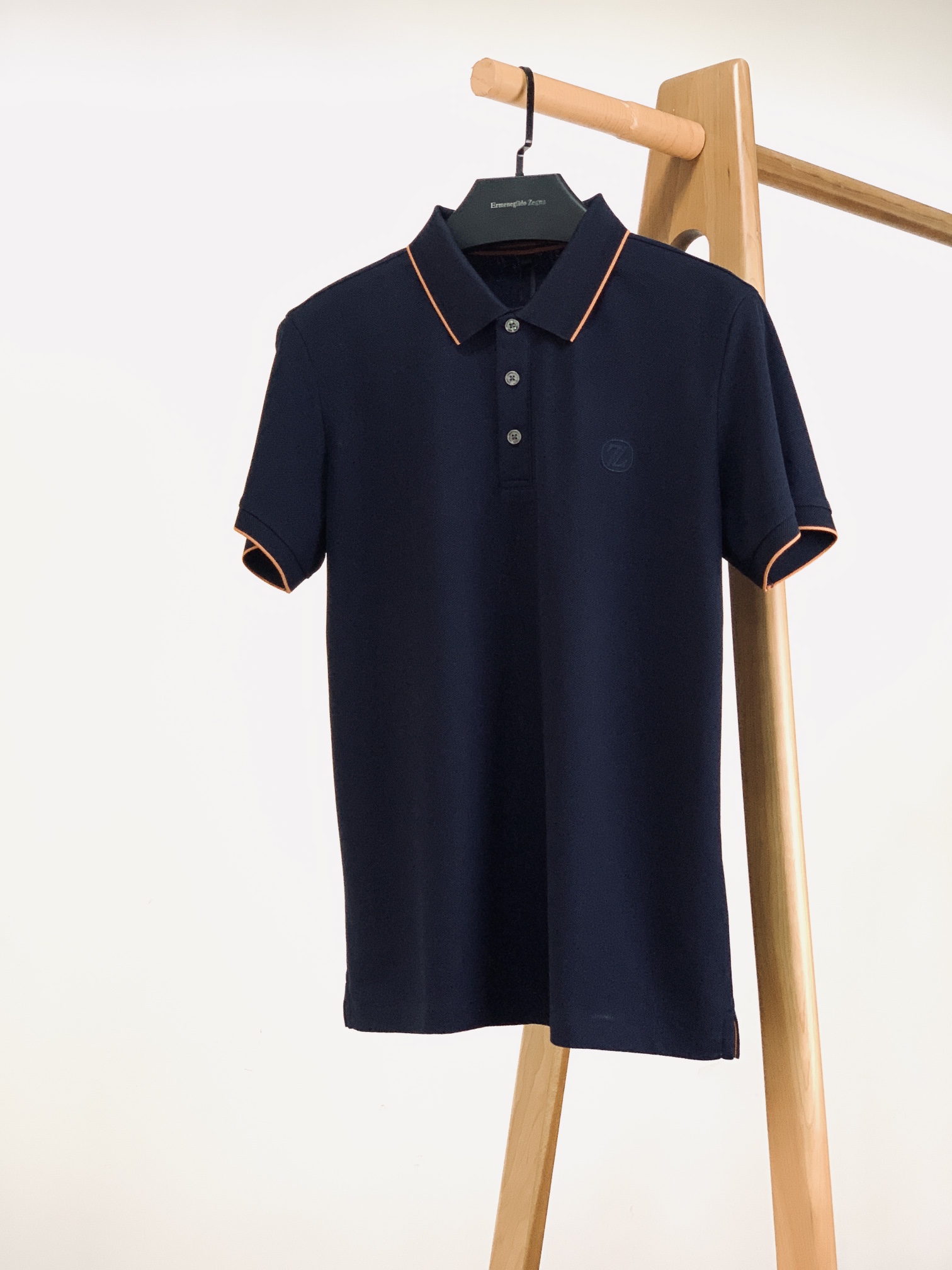 NO:130542,Ermenegildo Zegna 2025SS Spring and Summer New Product, Beaded Lapel Short T. Unconventional Fabric Cut and Sew, Woven with Jacquard like a sweater!  Imported mercerated cotton yarn, the same thickness as conventional beads, cool and breathable. High-difficulty jacquard woven hexagonal beads, large beads, stable and breathable. Delicate and delicate. Elegant contrasting colors, integrated molding cuff hem, wash without deformation. ………………………………………………………………………………………………………………………………………………………………………………………………………………………………………………………………………………………………………………………………………………………………………………………………………………………………………………………………………………………………………………………………………………………………………………………………………………………………………………………………………………………………………………………………………………………………………………………………………………………………………………………………………………………………………………………………………………………………………………………………………………………………………………………………………………………………………………………………………………………………………………………19860909Ermenegildo Zegna 杰尼亚 2025SS春夏新品 起脚珠地翻领短T. 非常规面料裁剪缝制 , 像毛衣一样横机提花织造！ 进口丝光棉纱线, 厚度和常规珠地一样 ,凉爽透气. 高难度提花织造六角珠迪,珠大,结构稳定透气. 精致细腻. 高雅撞色,一体成型袖口下摆,随便洗涤不变形. …………………………………………………… Size48-58,,zegna,sweaters,alexander wang,Men's clothing