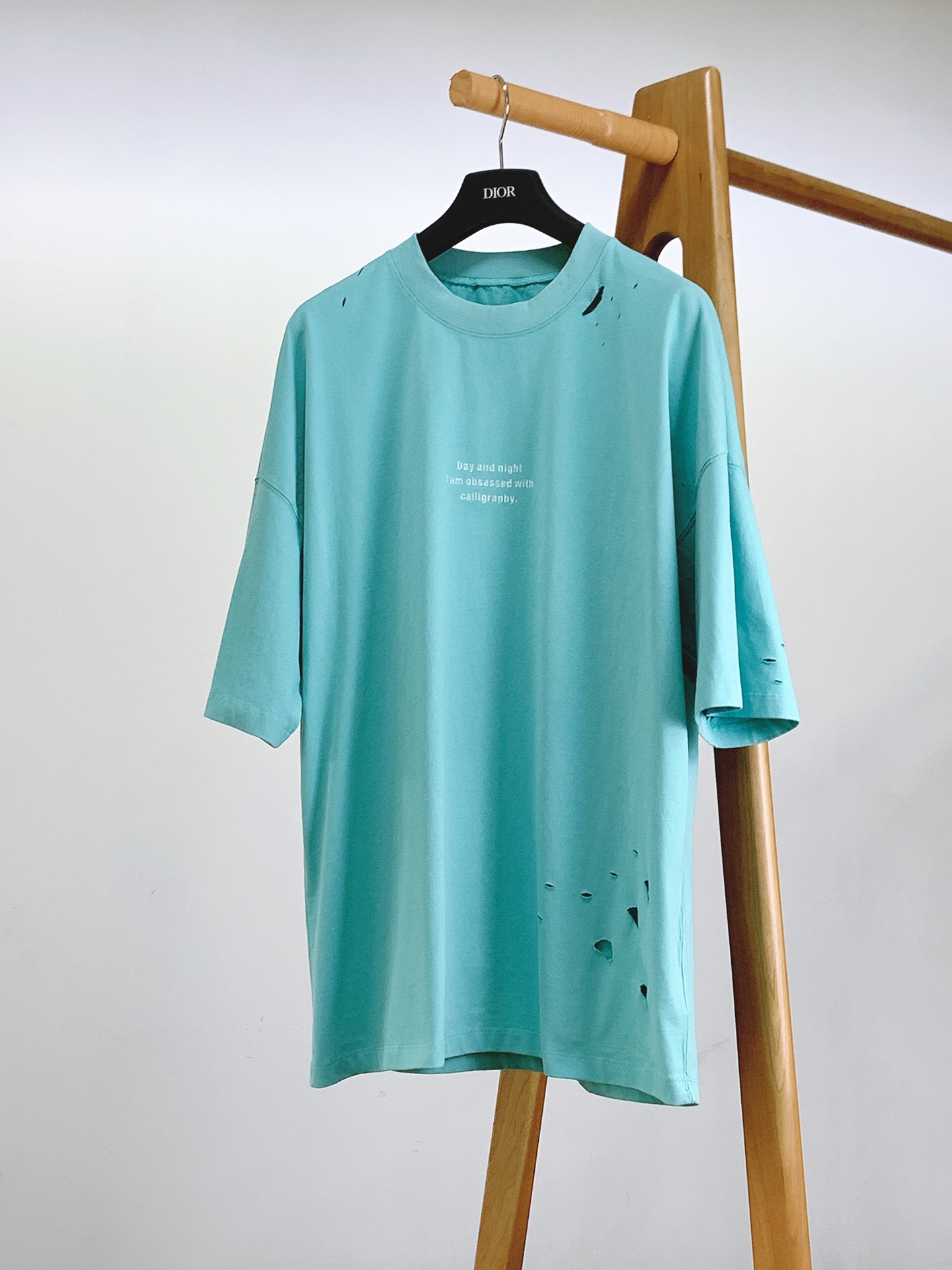 NO:130526,Dior Homme ripped printed logo T-shirt, classic and casual. It is carefully crafted from cotton dense jersey fabric, digitally positioned letter logo pattern in front and back, neat and clear handwriting, slightly wide-size style, and can be easily matched with various jeans or sportswear. Small ripped holes on the edge are used to make old craftsmanship. New style, fashionable and versatile upper body, OS loose style, same style for men and women, three-color recommendation …………………………………………………………………………………………………………………………………………………………………………………………………………………………………………………………………………………………………………………………………………………………………………………………………………………………………………………………………………………………………………………………………………………………………………………………………………………………………………………………………………………………………………………………………………………………………………………………………………………………………………………………………………………………………………………………………………………………………………………………………………………………………………………………………19860909Dior Homme 迪奥·桀傲 破洞印花标识T恤,经典而休闲.采用棉质密织平纹针织面料精心制作,前后数码定位字母标识图案,字迹工整清晰,微阔版型,搭配罗纹圆领,可与各式牛仔裤或运动服饰轻松搭配.边缘小破洞做旧工艺.款式新颖,上身时尚百搭,OS宽松版型,男女同款,三色推荐 …………………………………………………… SizeS-XXL,,dior,dior,jeans,tees，t-shirt,alexander wang,Men's clothing