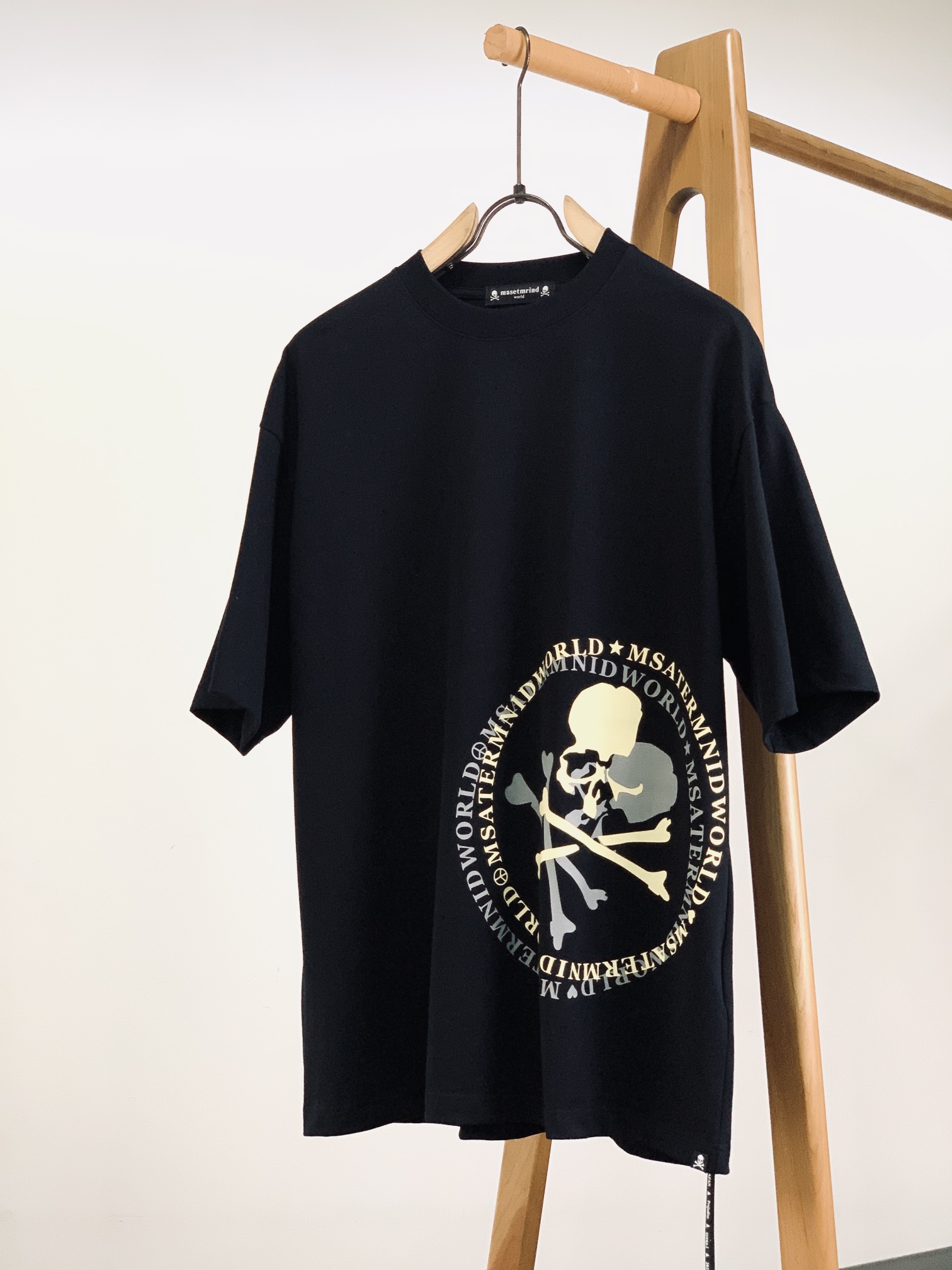 NO:132142,Mastermind Japan MMJ 2025SS Spring and Summer New Product Dark Style Limited Spring and Summer Heavy Industry Wash Print T. After its heavy launch, it is very popular in the street circle. It uses double yarn pure cotton fabric, with a fabric of up to 280g (the thickness and comfort of the fabric is absolutely not inferior to any fabric, and every yarn is clearly visible) The thickness of the ready-to-wear garment is just a must-have in spring and summer. It can be said that it is the most awesome version you have ever seen and the best quality!  The top-level printing technology is full of three-dimensionality and the upper body is super cool. Without further ado, only the upper body can understand our difficulties!  ……………………………………………………………………………… SizeS-XXL,,alexander wang19860909Mastermind Japan MMJ 2025SS春夏新品 暗黑风限量春夏款重工水洗印花T 重磅推出之后在街头圈十分火爆 采用双纱纯棉面料,面料高达280g（面料厚度舒适度绝对不输任何面料,每一根纱都清晰可见） 成衣厚度克重刚好是春夏必备的 可以说是你们见过最最牛逼的版本,最最好的质量！ 顶级印花工艺,立体感十足,上身超级炫酷. 话不多说,只有上身才能明白我们的不易！ …………………………………………………… SizeS-XXL,,alexander wang,Men's clothing