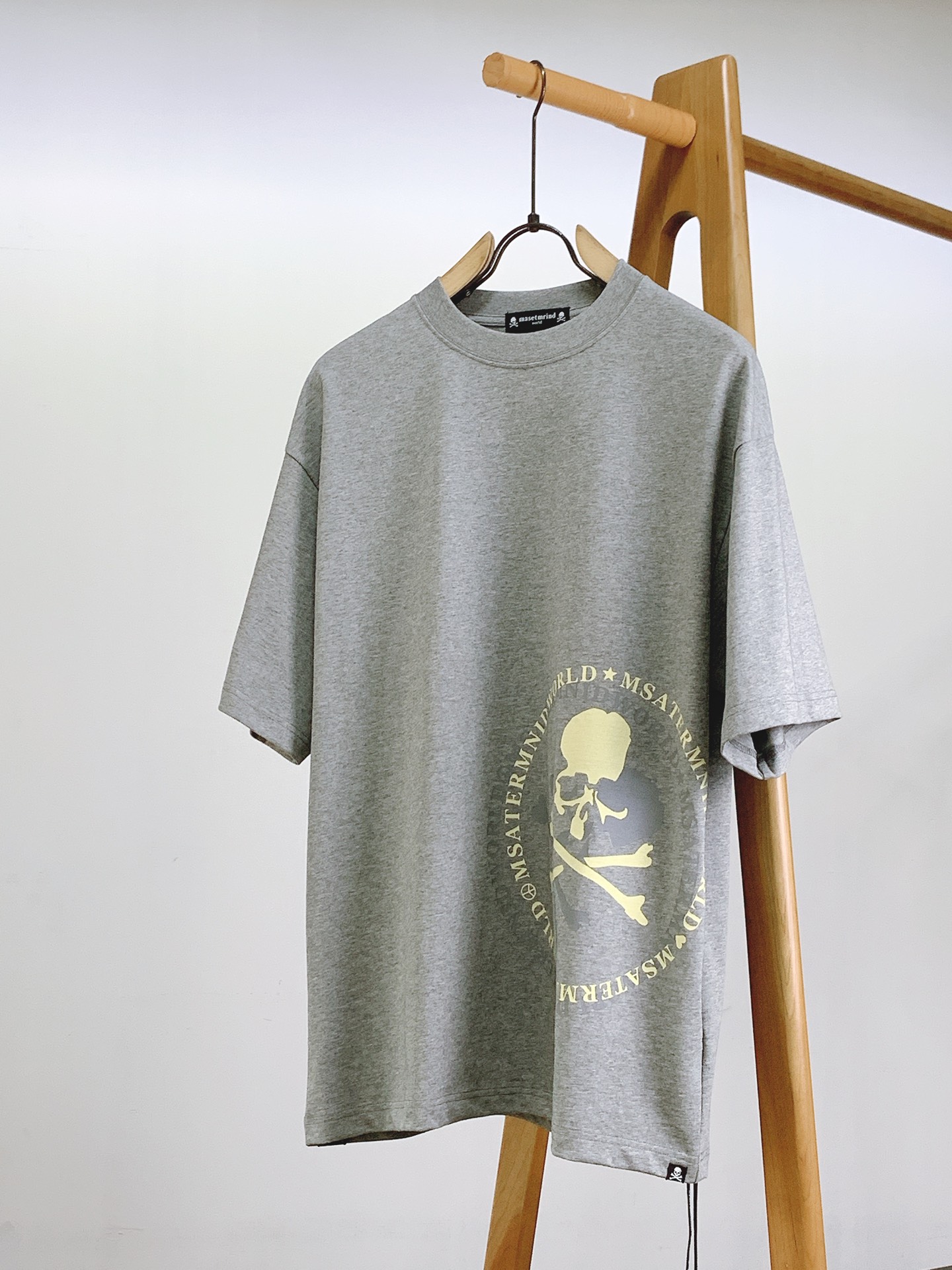 NO:130554,Mastermind Japan MMJ 2025SS Spring and Summer New Product Dark Style Limited Spring and Summer Heavy Industry Wash Print T. After its heavy launch, it is very popular in the street circle. It uses double yarn pure cotton fabric, with a fabric of up to 280g (the thickness and comfort of the fabric is absolutely not inferior to any fabric, and every yarn is clearly visible) The thickness of the ready-to-wear garment is just a must-have in spring and summer. It can be said that it is the most awesome version you have ever seen and the best quality!  The top-level printing technology is full of three-dimensionality and the upper body is super cool. Without further ado, only the upper body can understand our difficulties!  ……………………………………………………………………………… SizeS-XXL,,alexander wang19860909Mastermind Japan MMJ 2025SS春夏新品 暗黑风限量春夏款重工水洗印花T 重磅推出之后在街头圈十分火爆 采用双纱纯棉面料,面料高达280g（面料厚度舒适度绝对不输任何面料,每一根纱都清晰可见） 成衣厚度克重刚好是春夏必备的 可以说是你们见过最最牛逼的版本,最最好的质量！ 顶级印花工艺,立体感十足,上身超级炫酷. 话不多说,只有上身才能明白我们的不易！ …………………………………………………… SizeS-XXL,,alexander wang,Men's clothing