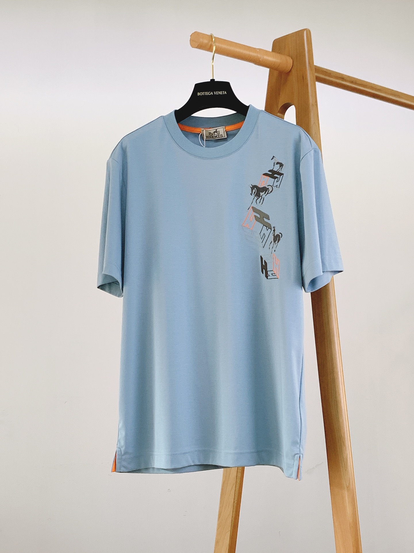 NO:130545,Hermès 2025SS Spring and Summer New Products Men's High-end Casual Short TEE, iconic design elements, eye-catching and fashionable, and excellent quality and class. There is no need for too much LOGO, and those who understand will naturally understand what you are wearing!  Specially supplied breathable fabrics, whether in terms of texture or feel, it is unscrupulous. Three colors are available. M-length 68 bust 102 shoulder width 45 L-length 70 bust 106 shoulder width 47 XL-length 72 bust 110 shoulder width 49 2XL-length 74 bust 114 shoulder width 51 3XL-length 75 bust 118 shoulder width 52 …………………………………………………………………………………………………………………………………………………………………………………………………………………………………………………………………………………………………………………………………………………………………………………………………………………………………………………………………………………………………………………………………………………………………………………………………………………………………………………………………………………………………………………………………………………………………………………………………………………………………………………………………………………………………………………………………………………………………………………………………………………………………………………19860909Hermès 爱马仕 2025SS春夏新品 男士高级休闲短TEE,标志性设计衔元素,亮眼时髦,品质感档次感都足够出色.不需要过多LOGO,懂的人自然明白你穿的是什么！特供透气面料打造,无论从质感或是手感上来说,那都是让人无法挑剔,三色可选 M衣长68胸围102肩宽45 L衣长70胸围106肩宽47 XL衣长72胸围110肩宽49 2XL衣长74胸围114肩宽51 3XL衣长75胸围118肩宽52 …………………………………………………… SizeM-3XL,,hermes,hermes,alexander wang,Men's clothing