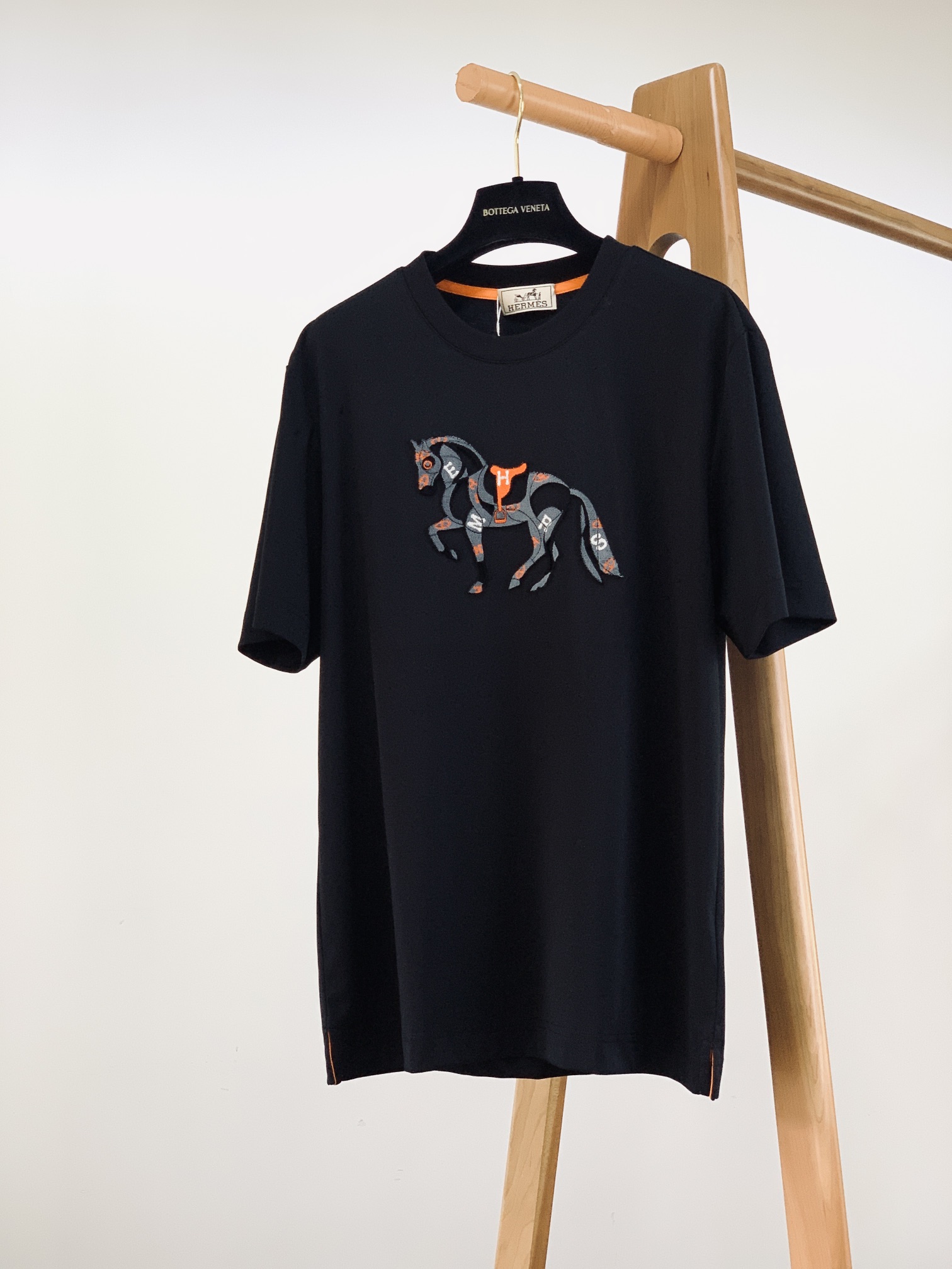 NO:132145,Hermès 2025SS Spring and Summer New Products Men's High-end Casual Short TEE, iconic design elements, eye-catching and fashionable, and excellent quality and class. There is no need for too much LOGO, and those who understand will naturally understand what you are wearing!  Specially supplied breathable fabrics, whether in terms of texture or feel, it is unscrupulous. Three colors are available. M-length 68 bust 102 shoulder width 45 L-length 70 bust 106 shoulder width 47 XL-length 72 bust 110 shoulder width 49 2XL-length 74 bust 114 shoulder width 51 3XL-length 75 bust 118 shoulder width 52 …………………………………………………………………………………………………………………………………………………………………………………………………………………………………………………………………………………………………………………………………………………………………………………………………………………………………………………………………………………………………………………………………………………………………………………………………………………………………………………………………………………………………………………………………………………………………………………………………………………………………………………………………………………………………………………………………………………………………………………………………………………………………………………19860909Hermès 爱马仕 2025SS春夏新品 男士高级休闲短TEE,标志性设计衔元素,亮眼时髦,品质感档次感都足够出色.不需要过多LOGO,懂的人自然明白你穿的是什么！特供透气面料打造,无论从质感或是手感上来说,那都是让人无法挑剔,三色可选 M衣长68胸围102肩宽45 L衣长70胸围106肩宽47 XL衣长72胸围110肩宽49 2XL衣长74胸围114肩宽51 3XL衣长75胸围118肩宽52 …………………………………………………… SizeM-3XL,,hermes,hermes,alexander wang,Men's clothing