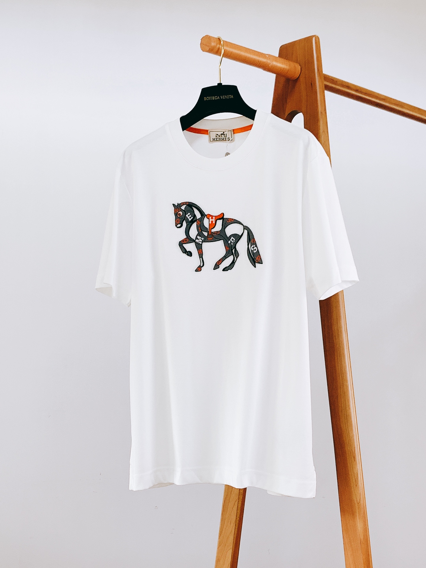 NO:130522,Hermès 2025SS Spring and Summer New Products Men's High-end Casual Short TEE, iconic design elements, eye-catching and fashionable, and excellent quality and class. There is no need for too much LOGO, and those who understand will naturally understand what you are wearing!  Specially supplied breathable fabrics, whether in terms of texture or feel, it is unscrupulous. Three colors are available. M-length 68 bust 102 shoulder width 45 L-length 70 bust 106 shoulder width 47 XL-length 72 bust 110 shoulder width 49 2XL-length 74 bust 114 shoulder width 51 3XL-length 75 bust 118 shoulder width 52 …………………………………………………………………………………………………………………………………………………………………………………………………………………………………………………………………………………………………………………………………………………………………………………………………………………………………………………………………………………………………………………………………………………………………………………………………………………………………………………………………………………………………………………………………………………………………………………………………………………………………………………………………………………………………………………………………………………………………………………………………………………………………………………19860909Hermès 爱马仕 2025SS春夏新品 男士高级休闲短TEE,标志性设计衔元素,亮眼时髦,品质感档次感都足够出色.不需要过多LOGO,懂的人自然明白你穿的是什么！特供透气面料打造,无论从质感或是手感上来说,那都是让人无法挑剔,三色可选 M衣长68胸围102肩宽45 L衣长70胸围106肩宽47 XL衣长72胸围110肩宽49 2XL衣长74胸围114肩宽51 3XL衣长75胸围118肩宽52 …………………………………………………… SizeM-3XL,,hermes,hermes,alexander wang,Men's clothing