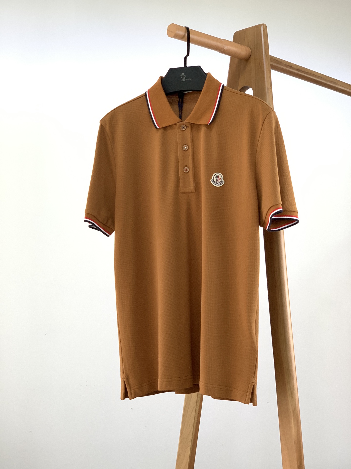 NO:130551,Moncler 2025SS Spring and Summer New Product Basic Contrast Trim Lapel Short TEE. This Polo shirt is made of cotton beaded floor fabric, which is a timeless design item suitable for all seasons. Classic style, three-color fine nodes accented cuffs and collars, the chest is decorated with iconic embroidered badge logo, and the neckline is matched with engraved buttons, and the details are perfectly presented. The outside and the inside are high-end, and the casual business must-have item, eight colors are available. SizeS-XL, christian louboutin, Moncler, alexander  wang19860909Moncler 蒙口 2025SS春夏新品 基础款撞色饰边翻领短TEE.这款Polo衫采用棉质珠地面料制成,是适合各种季节的隽永设计单品.经典款式,以三色细节点缀袖口和领边,胸前饰有标志性刺绣徽章标识,领口搭配刻字纽扣,细节完美呈现.外穿内搭都高档次,休闲商务必备单品,八色可选 S码衣长66 胸围104 肩宽45.5 M码衣长68 胸围 肩宽46 L码衣长70 胸围112 肩宽47.5 XL码衣长72 胸围116 肩宽49 …………………………………………………… SizeS-XL,,christian louboutin,Moncler,alexander wang,Men's clothing