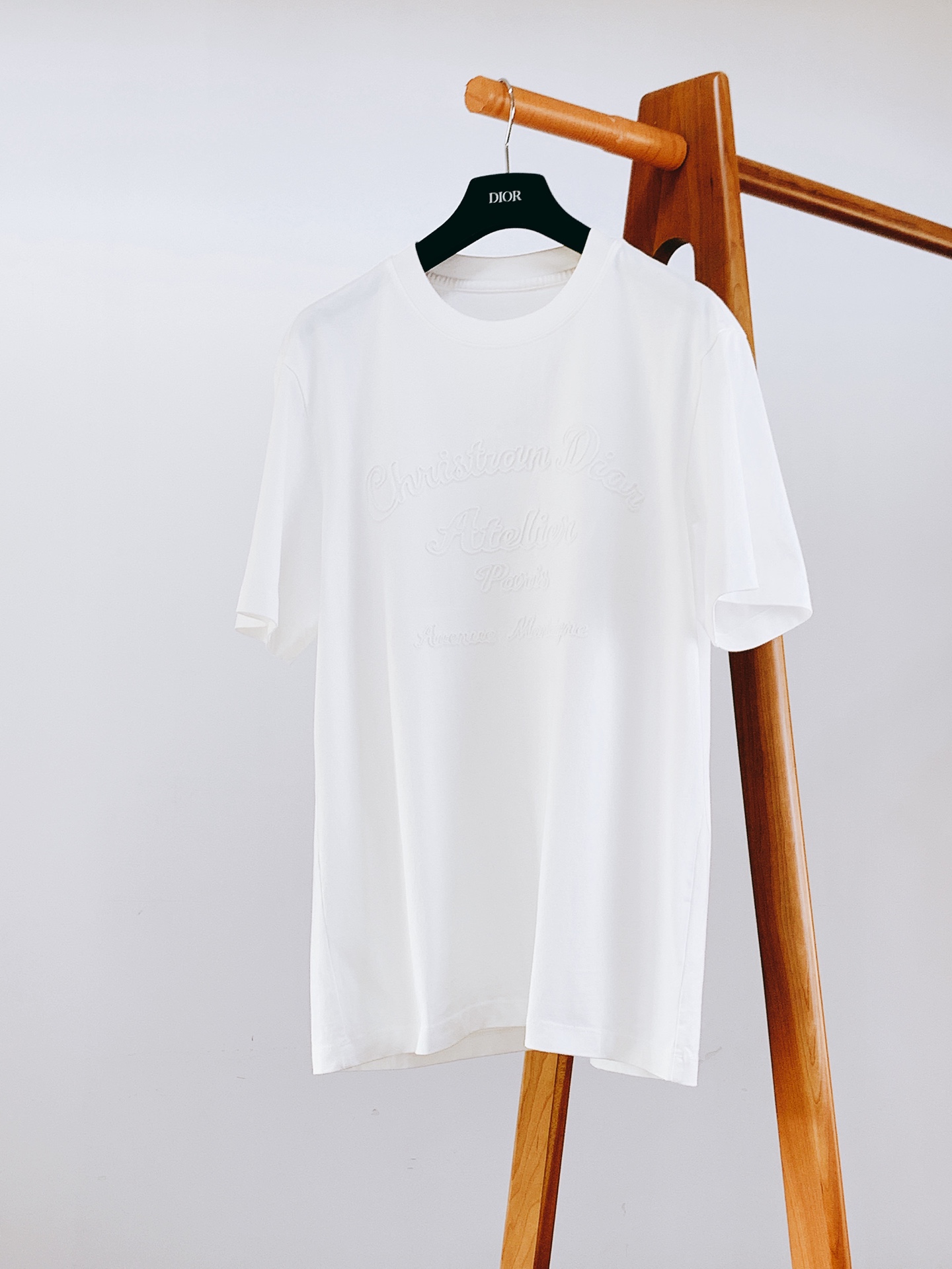 NO:130548,Dior Homme Dior Ao The new darling of the fashion industry!  Shows the luxury quality. Select high-quality fabrics to create, the perfect combination of luxury and fashion, and is famous for its exquisite craftsmanship and unique design concepts. This T-shirt perfectly combines the brand's classic elements with modern fashion, showing an unparalleled charm. Whether in formal occasions or casual time, you can exude confidence and elegance. It is not only a kind of dress, but also a reflection of a life attitude. Four-color recommendation …………………………………………………………………………………………………………………………………………………………………………………………………………………………………………………………………………………………………………………………………………………………………………………………………………………………………………………………………………………………………………………………………………………………………………………………………………………………………………………………………………………………………………………………………………………………………………………………………………………………………………………………………………………………………………………………………………………………………………………………………………………………………………………………………………………………………………19860909Dior Homme 迪奥·桀傲 时尚界的新宠儿！尽显奢华品质.甄选优质面料打造,奢华与时尚的完美结合,以其精湛的工艺和独特的设计理念闻名于世,这款T恤更是将品牌的经典元素与现代时尚完美融合,展现出无与伦比的魅力,无论是在正式场合还是休闲时光,都能让你散发出自信与优雅.它不仅是一种穿着,更是一种生活态度的体现.四色推荐 …………………………………………………… SizeM-5XL,,dior,dior,tees，t-shirt,alexander wang,Men's clothing