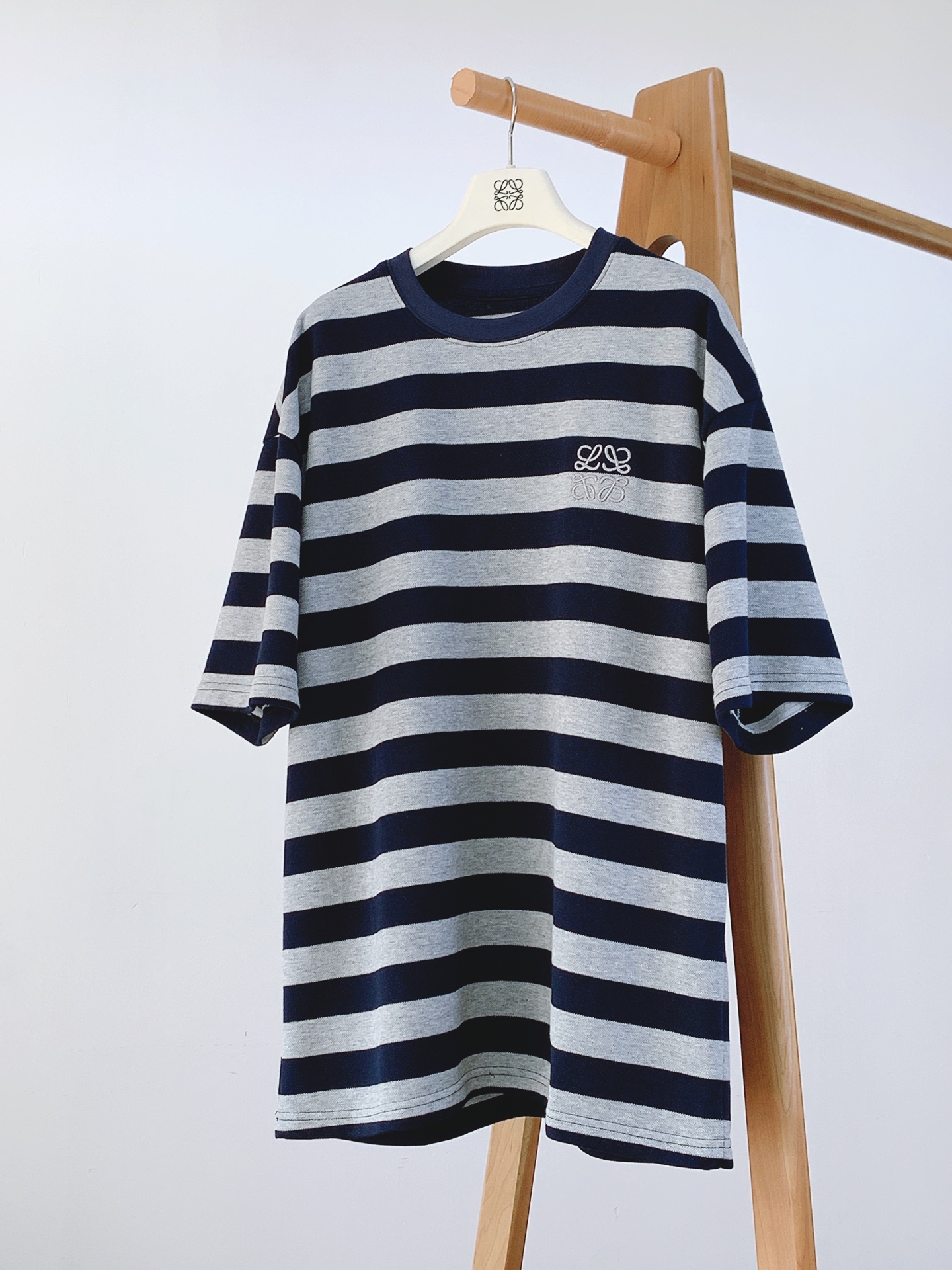 NO:132167,Loewe 2025SS spring and summer new product, retro striped pullover short TEE, trading company channels are rare, casually matched neutral style, versatile products that can be used by both men and women!  Select high-quality fabrics to create, the fabric feels soft and fluffy, the touch is skin-friendly and comfortable and warm, and the texture is great. The embroidery logo on the chest embellishes the pockets, making the upper body look elegant and fashionable!  Two colors recommendation ………………………………………………………………………………… SizeM-XXL,,loewe,loewe,alexander wang19860909Loewe 罗意威 2025SS春夏新品 复古条纹套头短TEE,贸易公司渠道稀出,随性搭配的中性风,男女皆可上身的百搭单品！甄选优质面料打造,面料手感柔软蓬松,触感亲肤舒适保暖,质感非常棒,胸前刺绣标识点缀口袋,上身大气时髦出门！两色推荐 …………………………………………………… SizeM-XXL,,loewe,loewe,alexander wang,Men's clothing