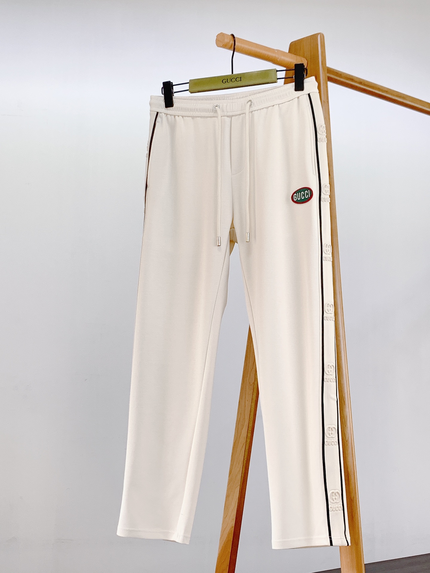 NO:132133,Gucci 2025SS early spring new product embossed webbing sports casual pants, customized dyed pure cotton fabric, comfortable and breathable, excellent texture, contrasting color embossed webbing design on both sides, positioning and cutting sheets with all letter patterns, embroidered badges and logo embellishments, and inner edge parking space. Exquisite craftsmanship, sports and leisure in one piece, impeccable first-class design, super positive style, super handsome upper body, recommended two colors ………………………………………………………………………………………………………………………………………………………………………………………………………………………………………………………………………………………………………………………………………………………………………………………………………………………………………………………………………………………………………………………………………………………………………………………………………………………………………………………………………………………………………………………………………………………………………………………………………………………………………………………………………………………………………………………………………………………………………………………………………………………………………………………………19860909Gucci 古驰 2025SS早春新品 浮雕织带运动休闲裤,定制定染纯棉面料打造,舒适透气,质地超赞,两侧撞色浮雕标识织带设计,定位裁片所有字母花纹对位,刺绣徽章标识点缀,内里包边车位.工艺精湛,运动休闲于一身,无可挑剔的一流设计,版型超正,上身超级帅气,两色推荐 …………………………………………………… SizeM-3XL,,gucci,gucci,alexander wang,Men's clothing