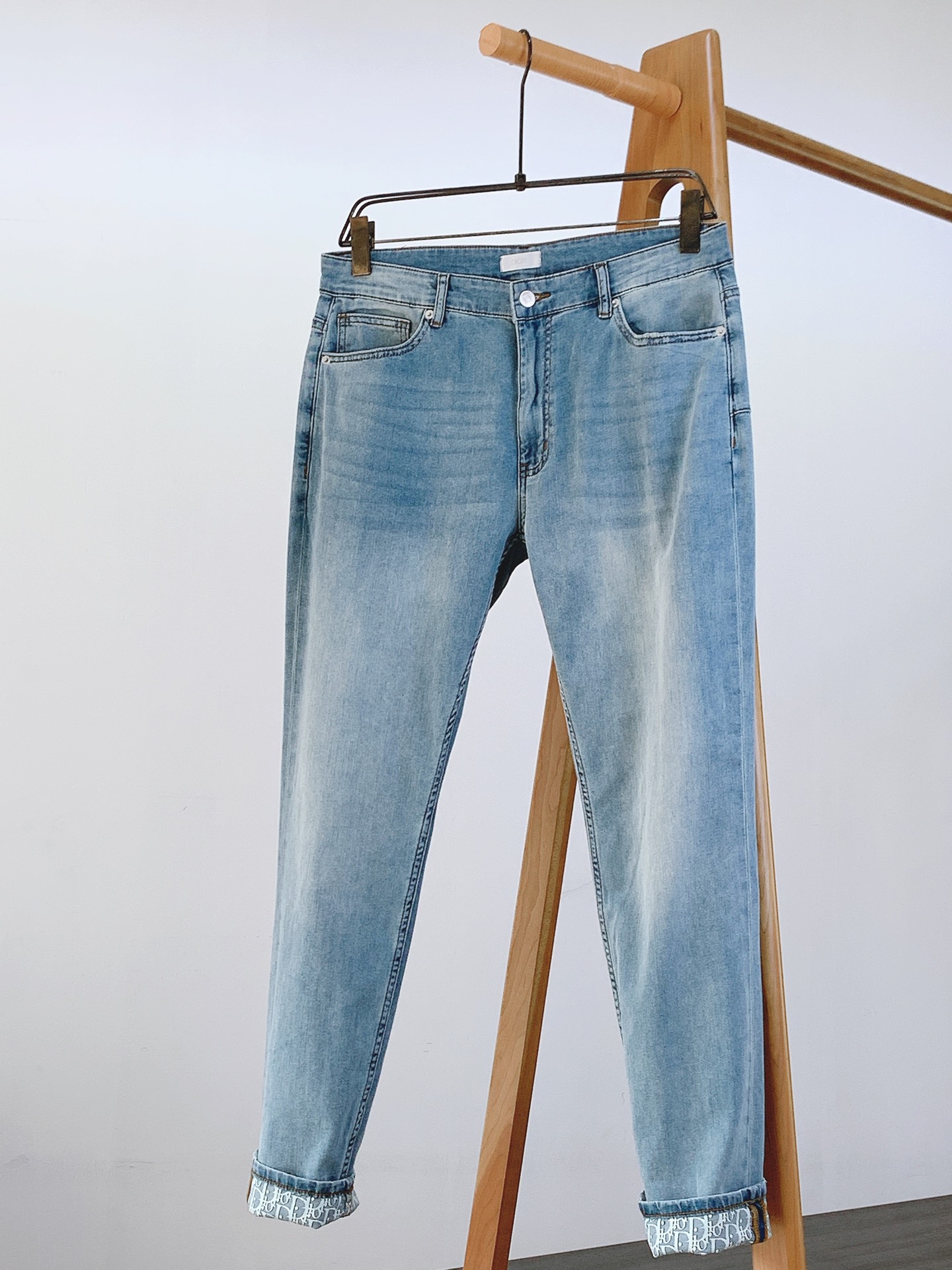 NO:132157,Dior Homme is a hot-sized heavy-duty wash jeans. Custom fabrics are softer and more comfortable than ordinary denim fabrics!  Super heavy industry washing process, double craft washing. The whole pair of pants has a comfortable feel, delicateness and breathable effect. Customer-supplied hardware and decorative accessories, a classic five-pocket design, and the rear pockets are decorated with printed logo patterns and matched with gravure leather signs. The trouser legs are curled and flanked by oblique printed lining design, full of historical heritage, highlighting the brand style. It is clear and textured!  ………………………………………………………… Size29-38,,dior,dior,jeans,alexander wang19860909Dior Homme 迪奥·桀傲 爆款重工洗水牛仔裤,定制面料和一般牛仔布料比起来,更加柔软舒适！超重工洗水工艺 双工艺洗水 整条裤子,手感舒适,细腻程度与透气效果堪称顶级.客供五金装饰辅料,经典的五口袋设计,后侧口袋饰以印花标识图案,搭配凹印皮革标牌.裤脚卷边挽脚oblique印花里料设计,充满历史底蕴,彰显品牌格调.清晰富有质感！ ……………………………………………… Size29-38,,dior,dior,jeans,alexander wang,Men's clothing